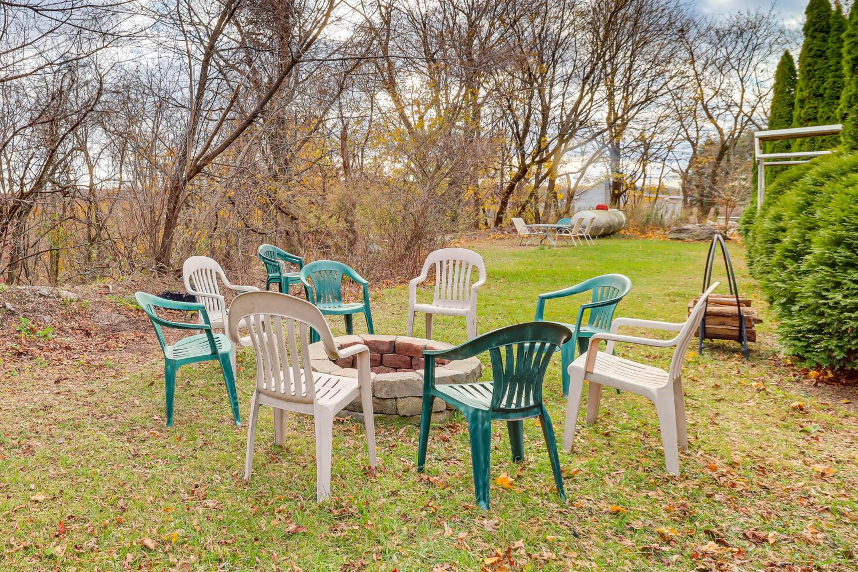 4 Mi to Mauch Chunk Lake Spacious Apt with Bar!