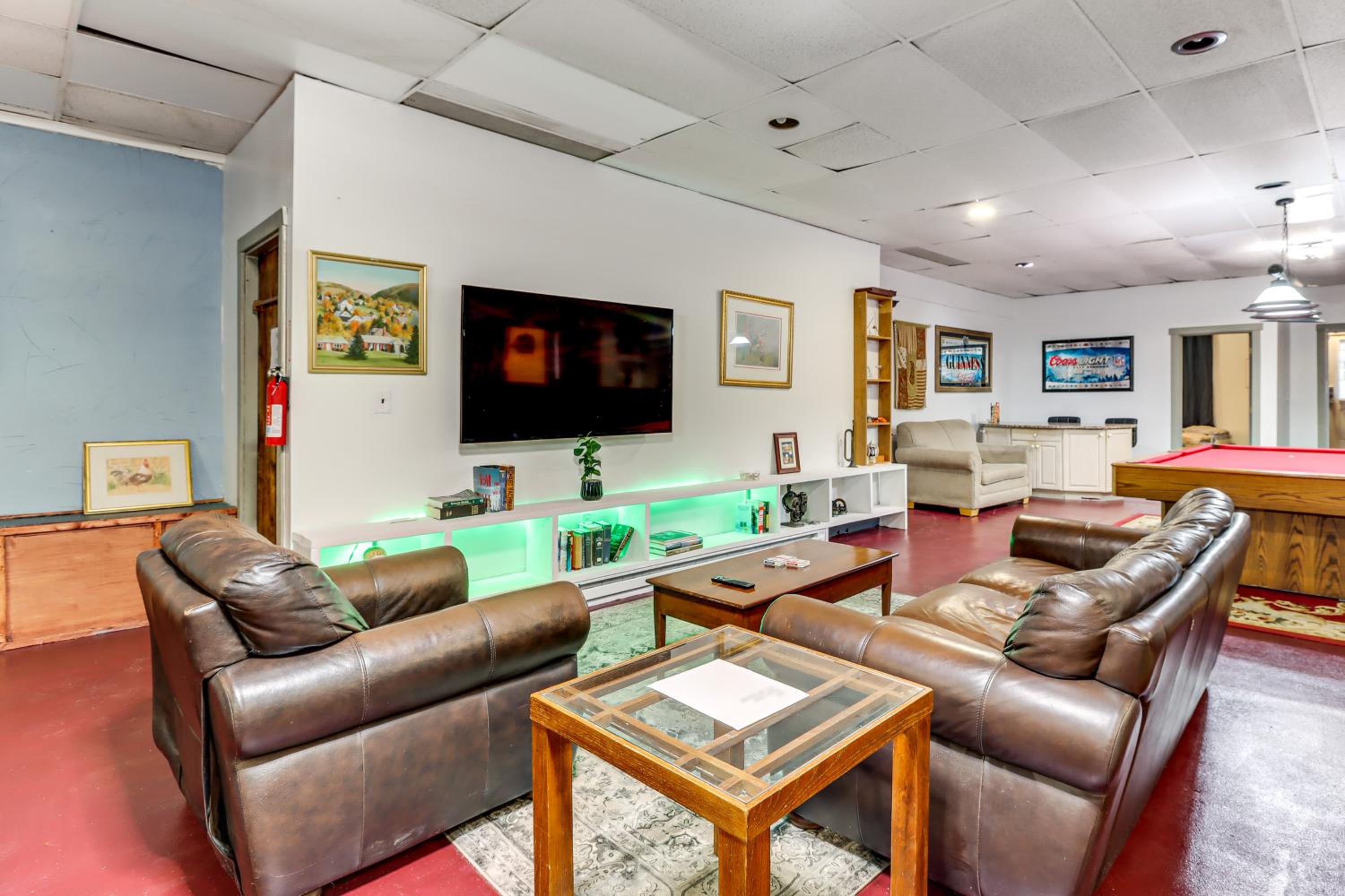 4 Mi to Mauch Chunk Lake Spacious Apt with Bar!