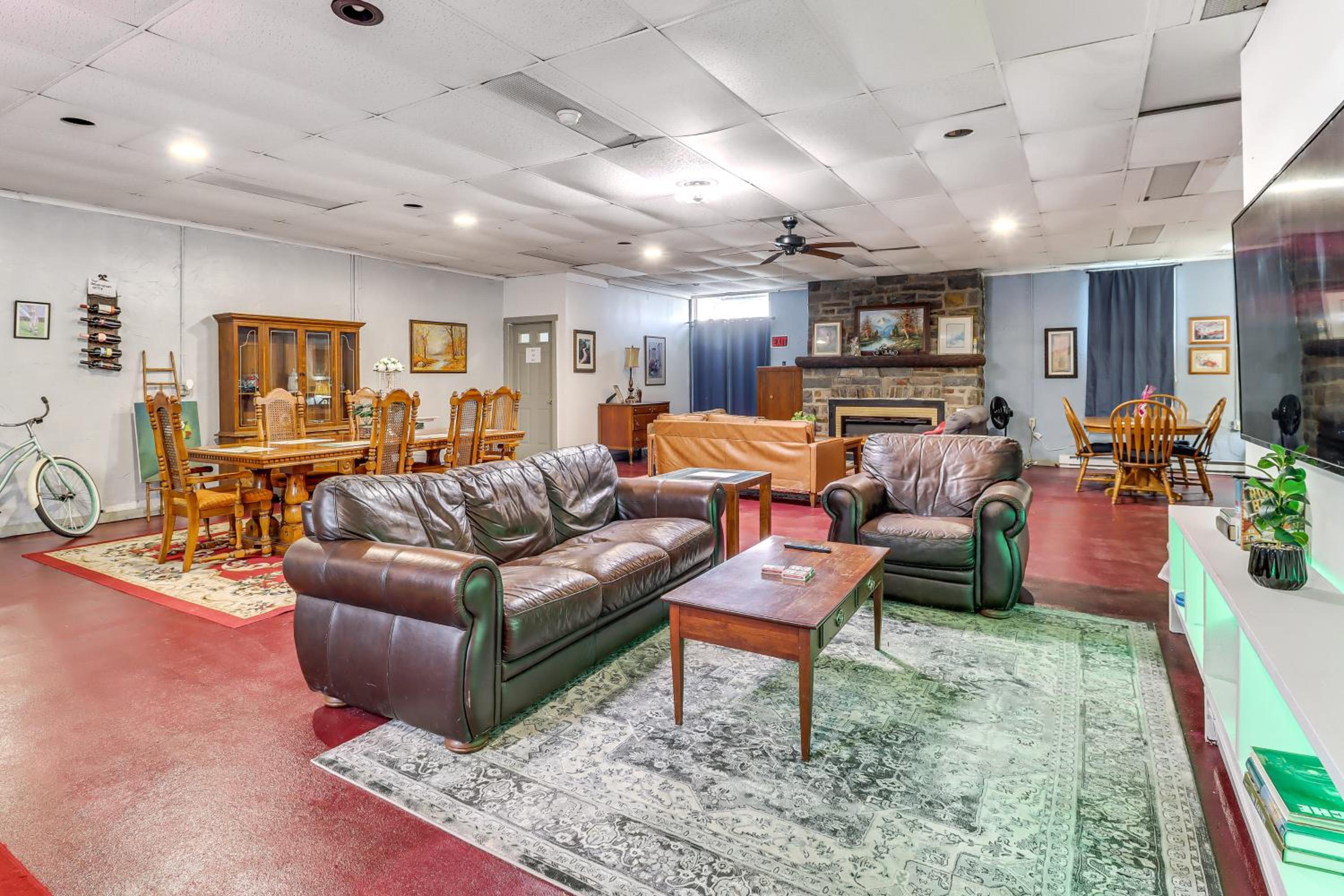 4 Mi to Mauch Chunk Lake Spacious Apt with Bar!