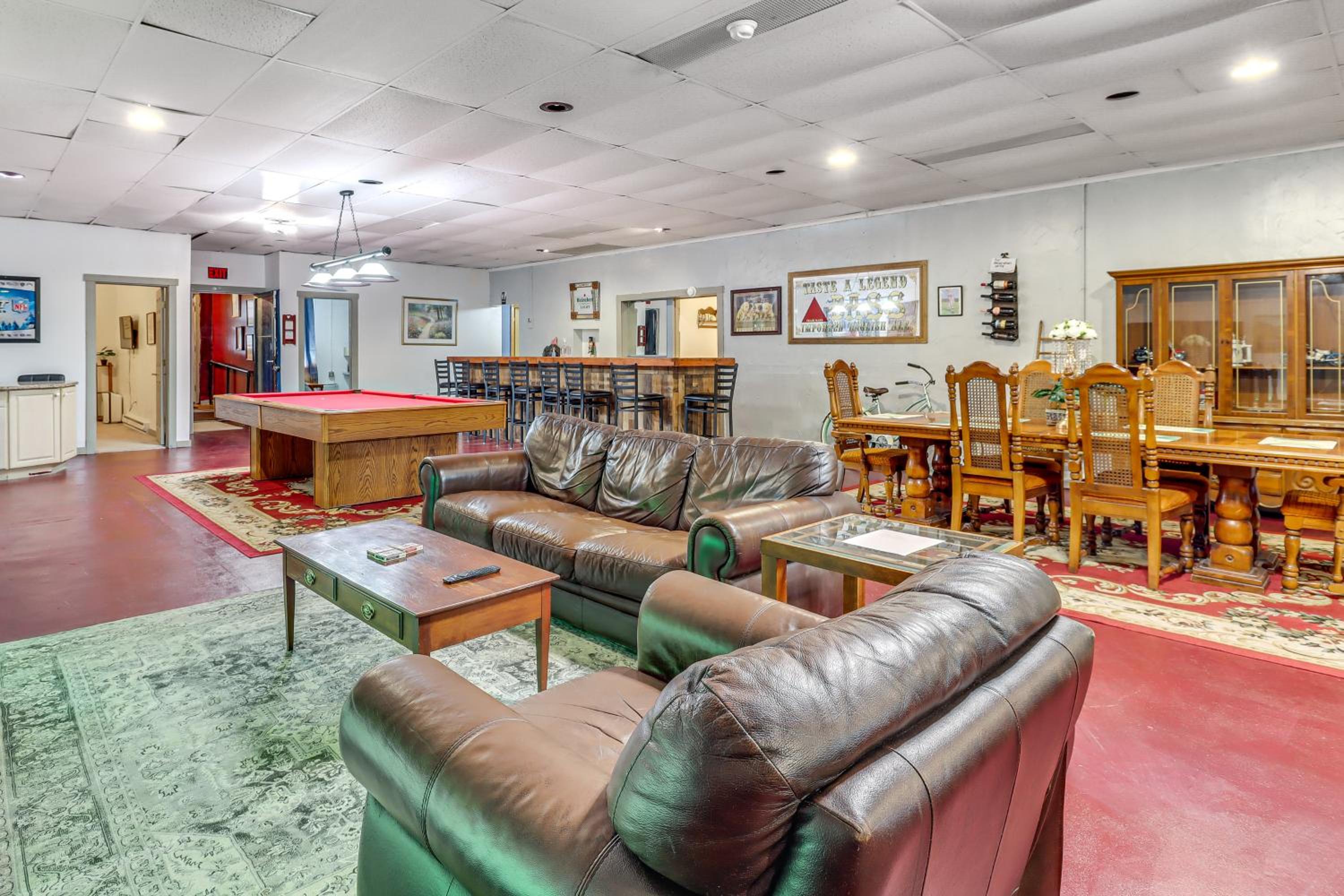 4 Mi to Mauch Chunk Lake Spacious Apt with Bar!