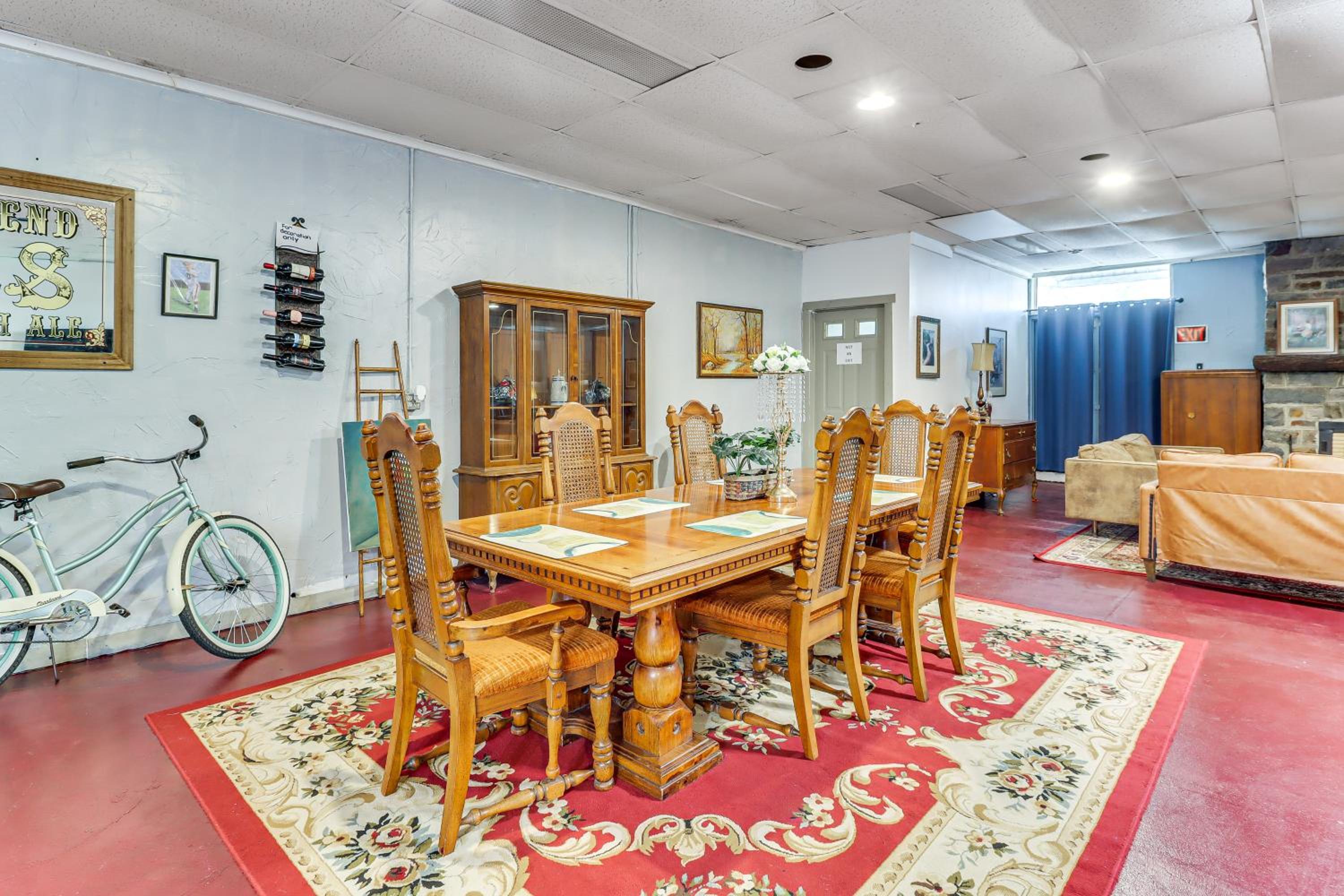 4 Mi to Mauch Chunk Lake Spacious Apt with Bar!