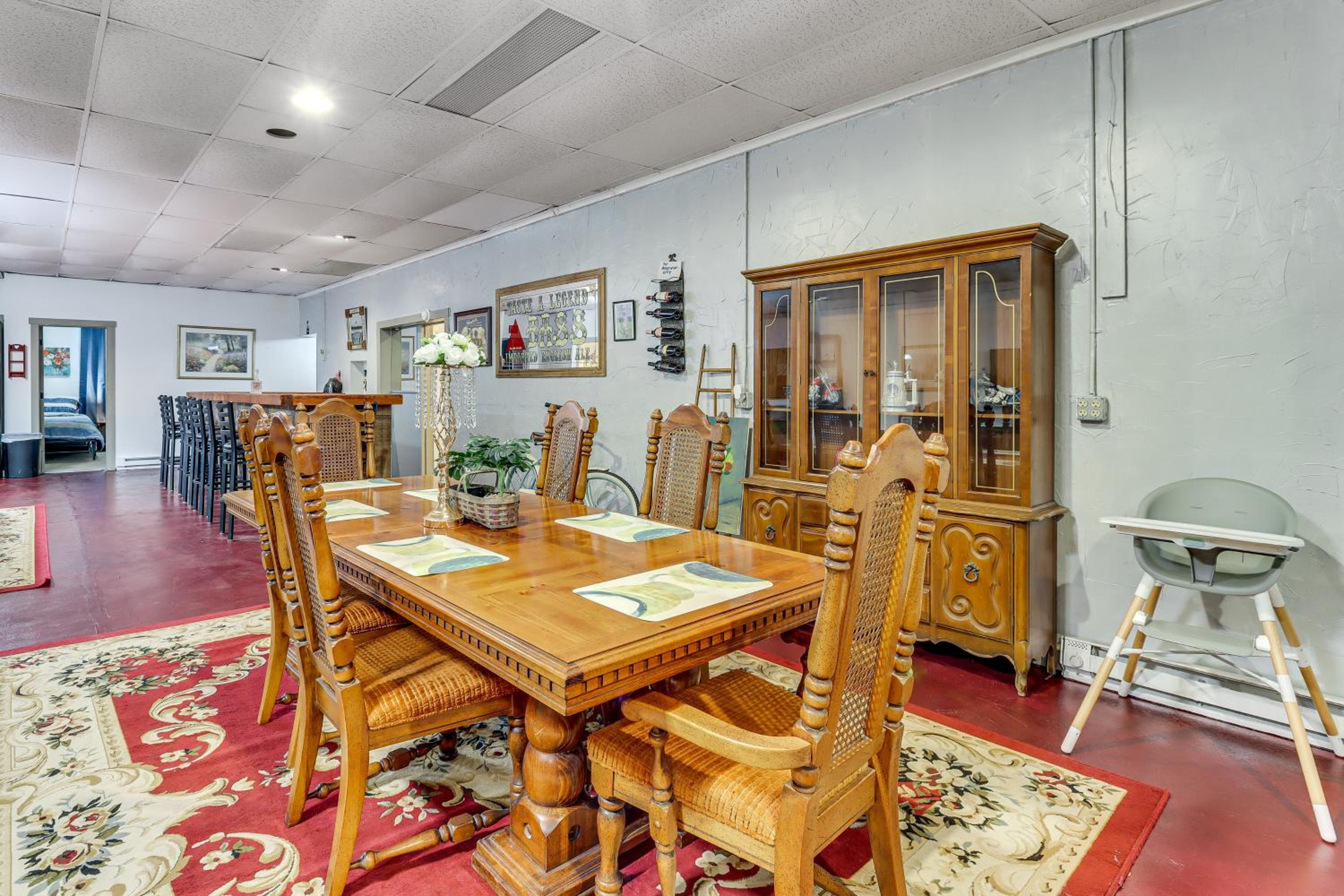 4 Mi to Mauch Chunk Lake Spacious Apt with Bar!