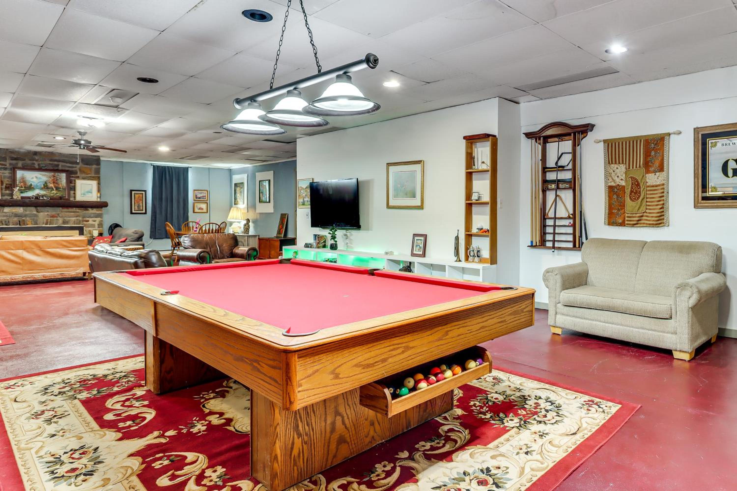 4 Mi to Mauch Chunk Lake Spacious Apt with Bar!
