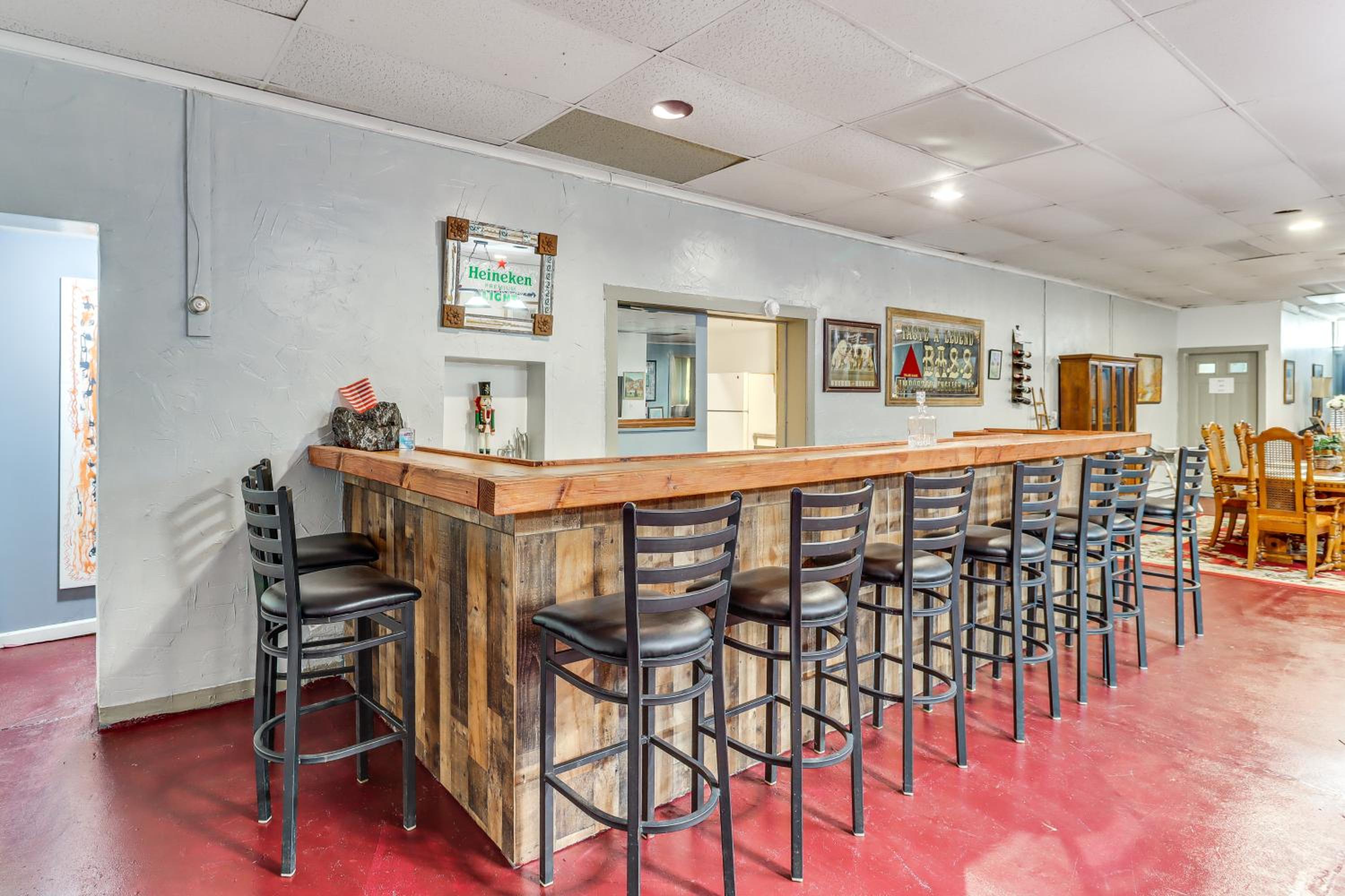 4 Mi to Mauch Chunk Lake Spacious Apt with Bar!