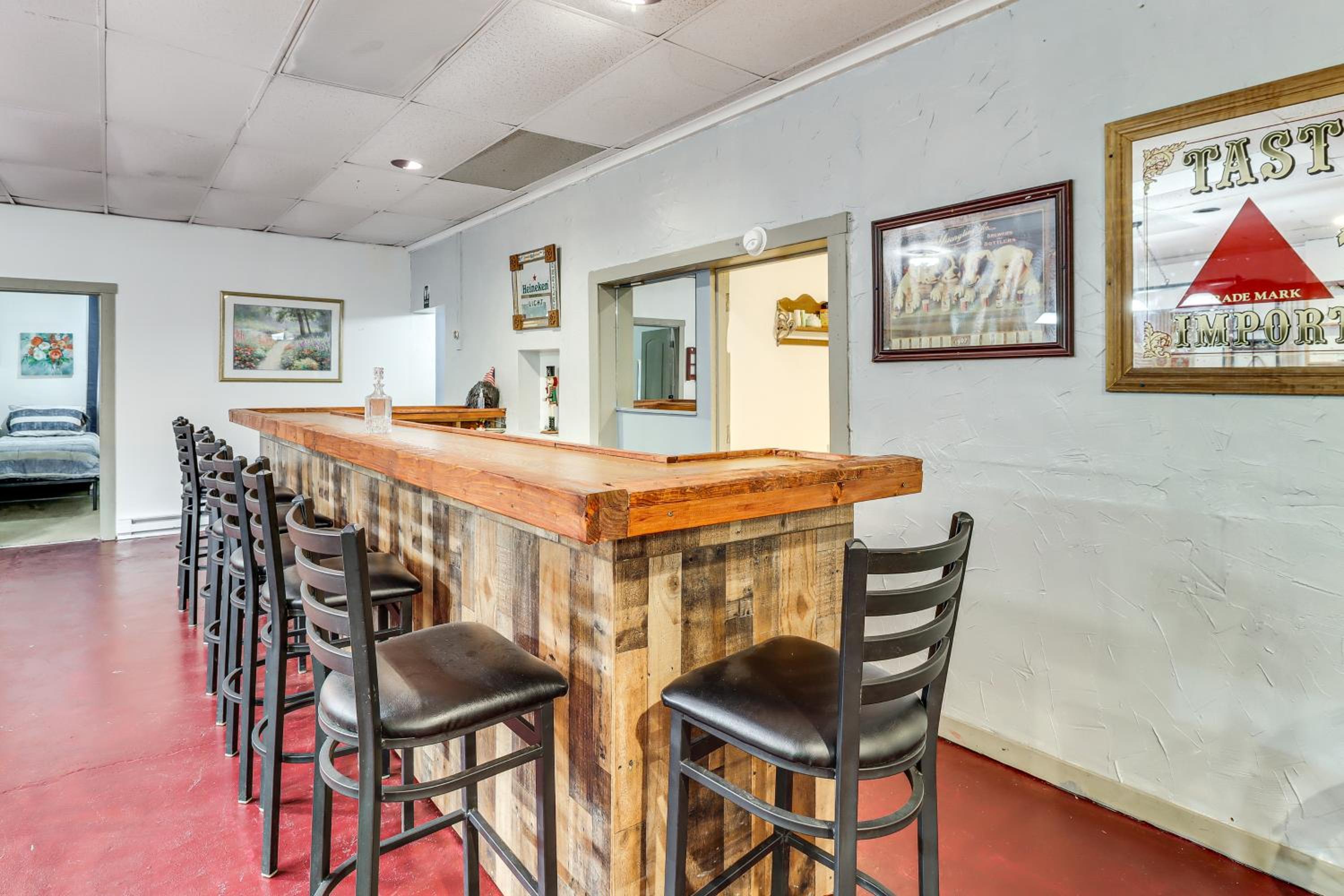 4 Mi to Mauch Chunk Lake Spacious Apt with Bar!