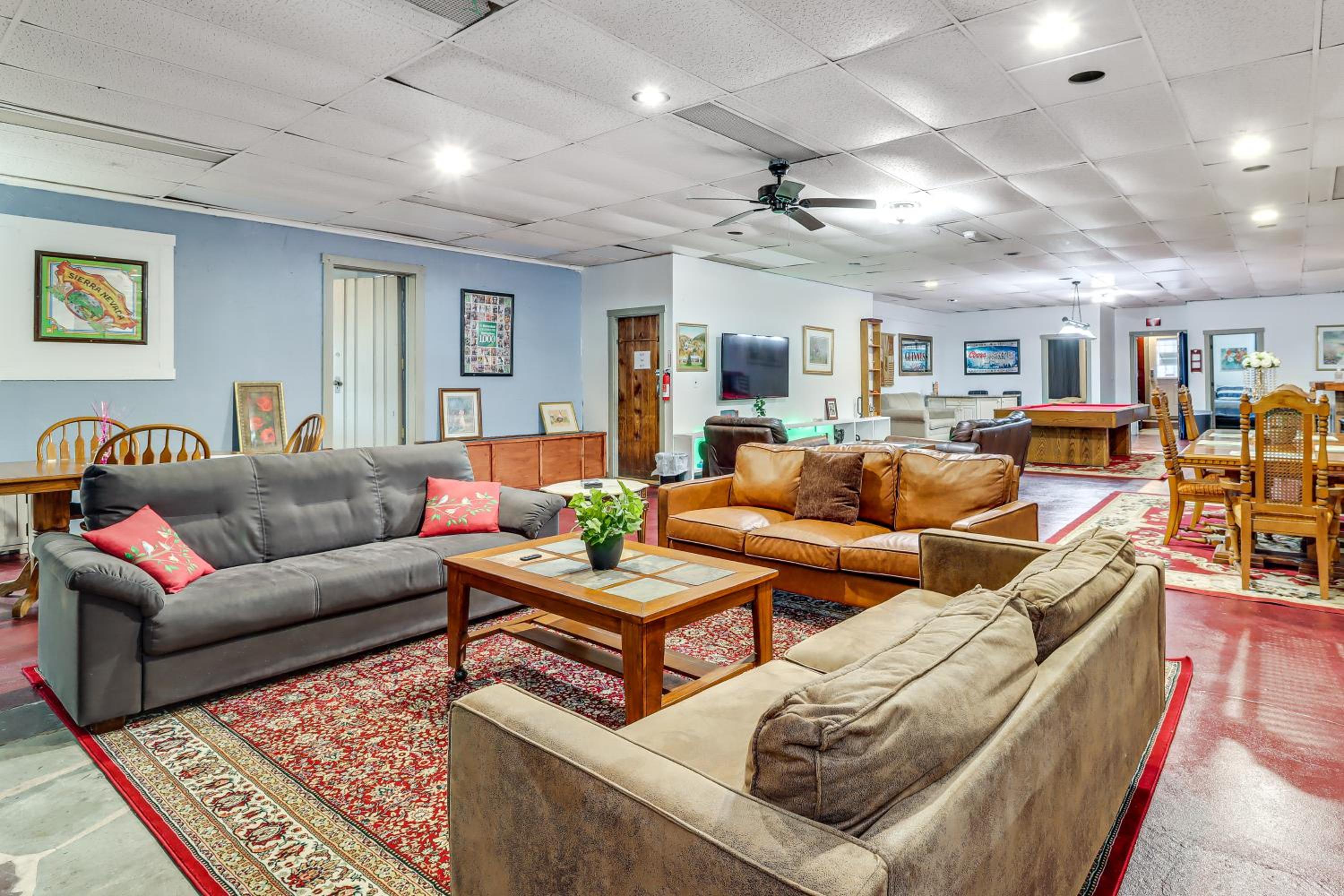 4 Mi to Mauch Chunk Lake Spacious Apt with Bar!