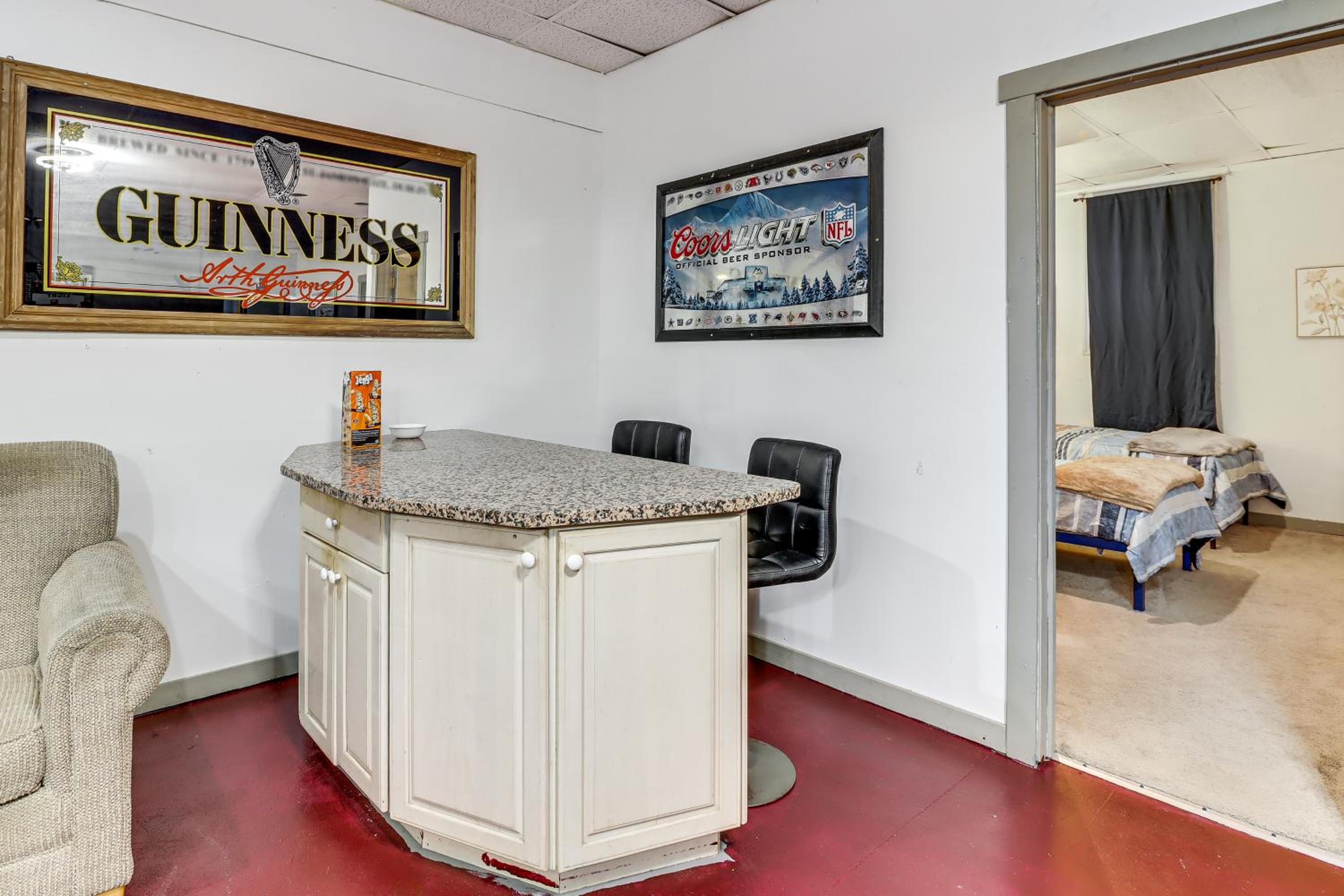 4 Mi to Mauch Chunk Lake Spacious Apt with Bar!
