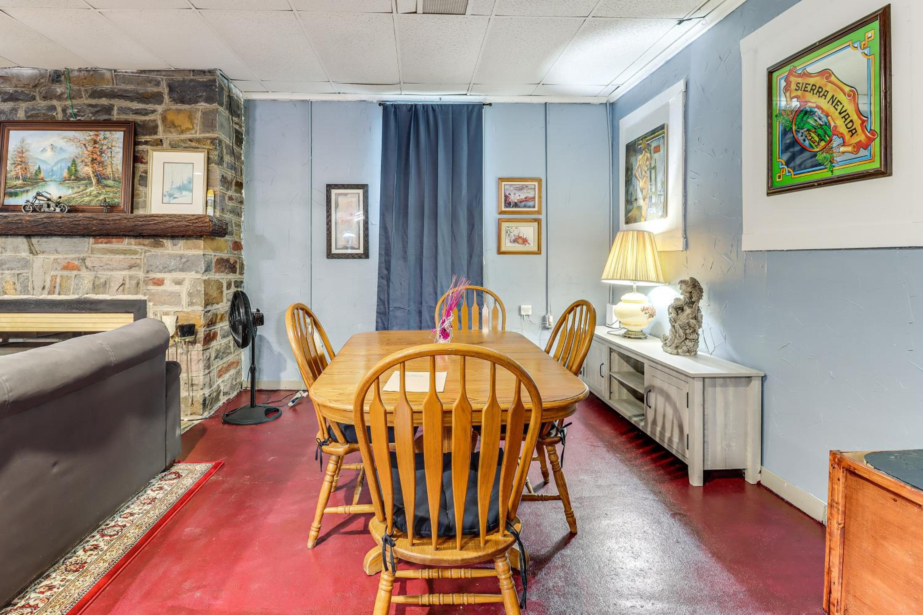 4 Mi to Mauch Chunk Lake Spacious Apt with Bar!