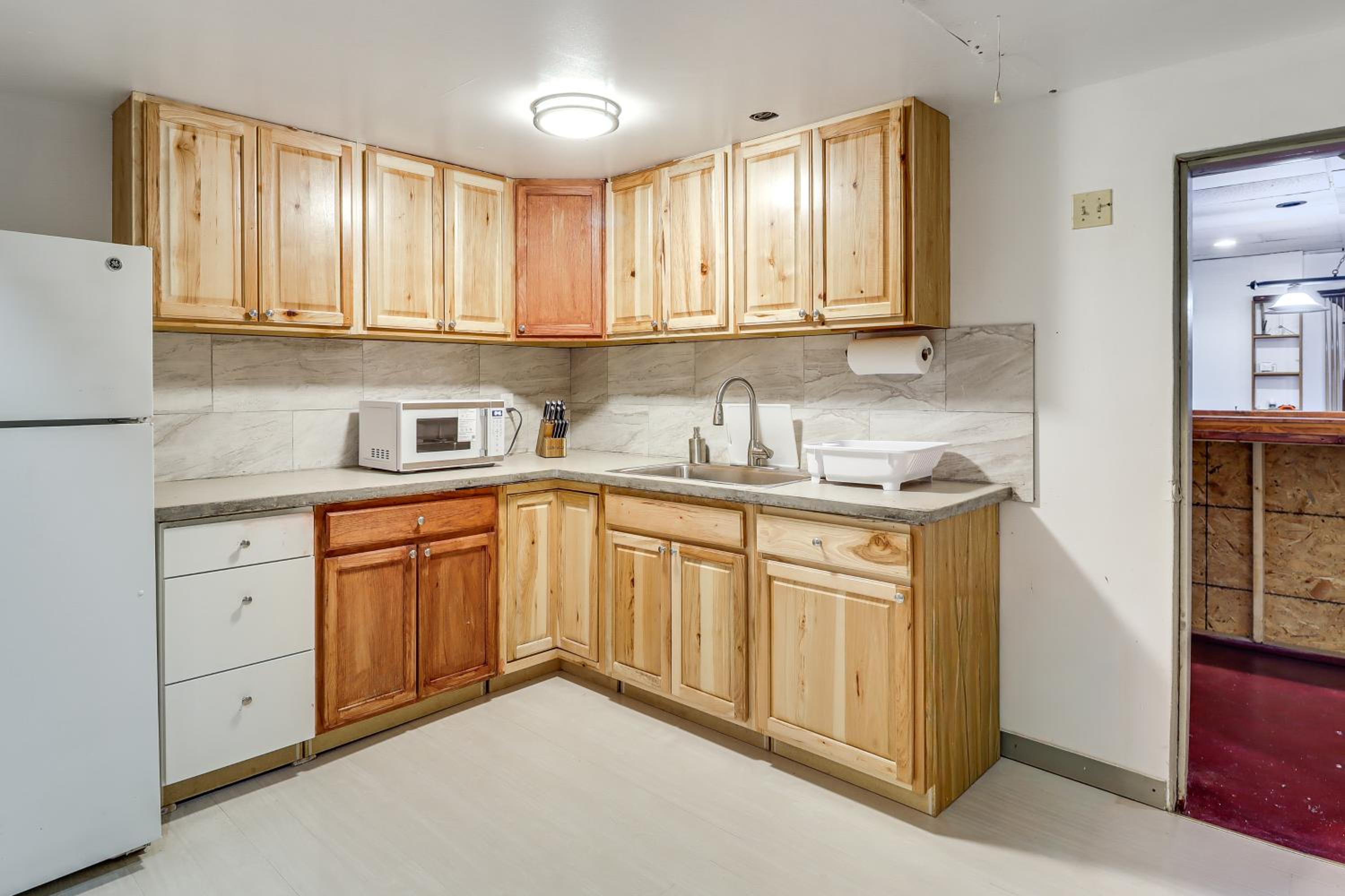 4 Mi to Mauch Chunk Lake Spacious Apt with Bar!