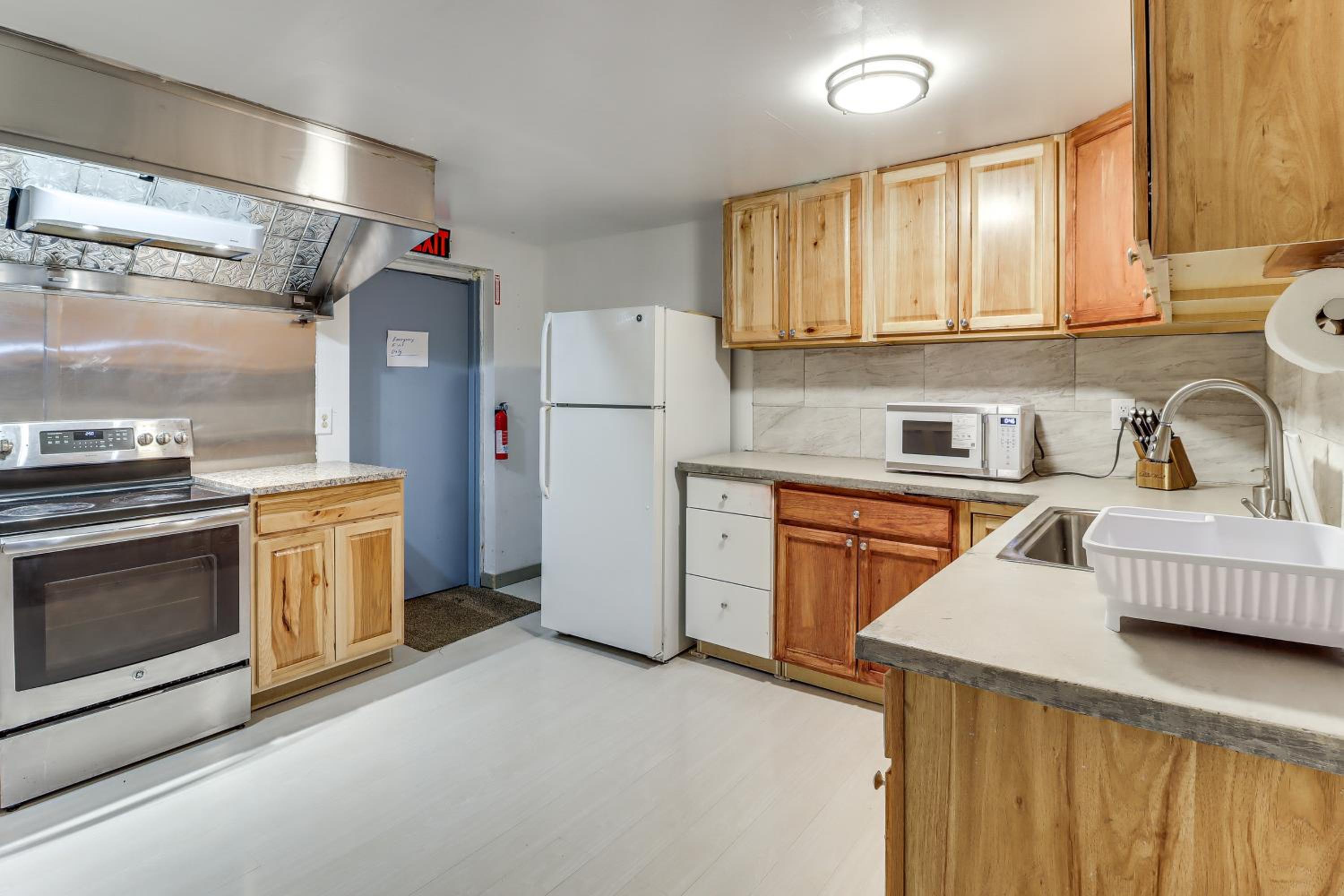 4 Mi to Mauch Chunk Lake Spacious Apt with Bar!
