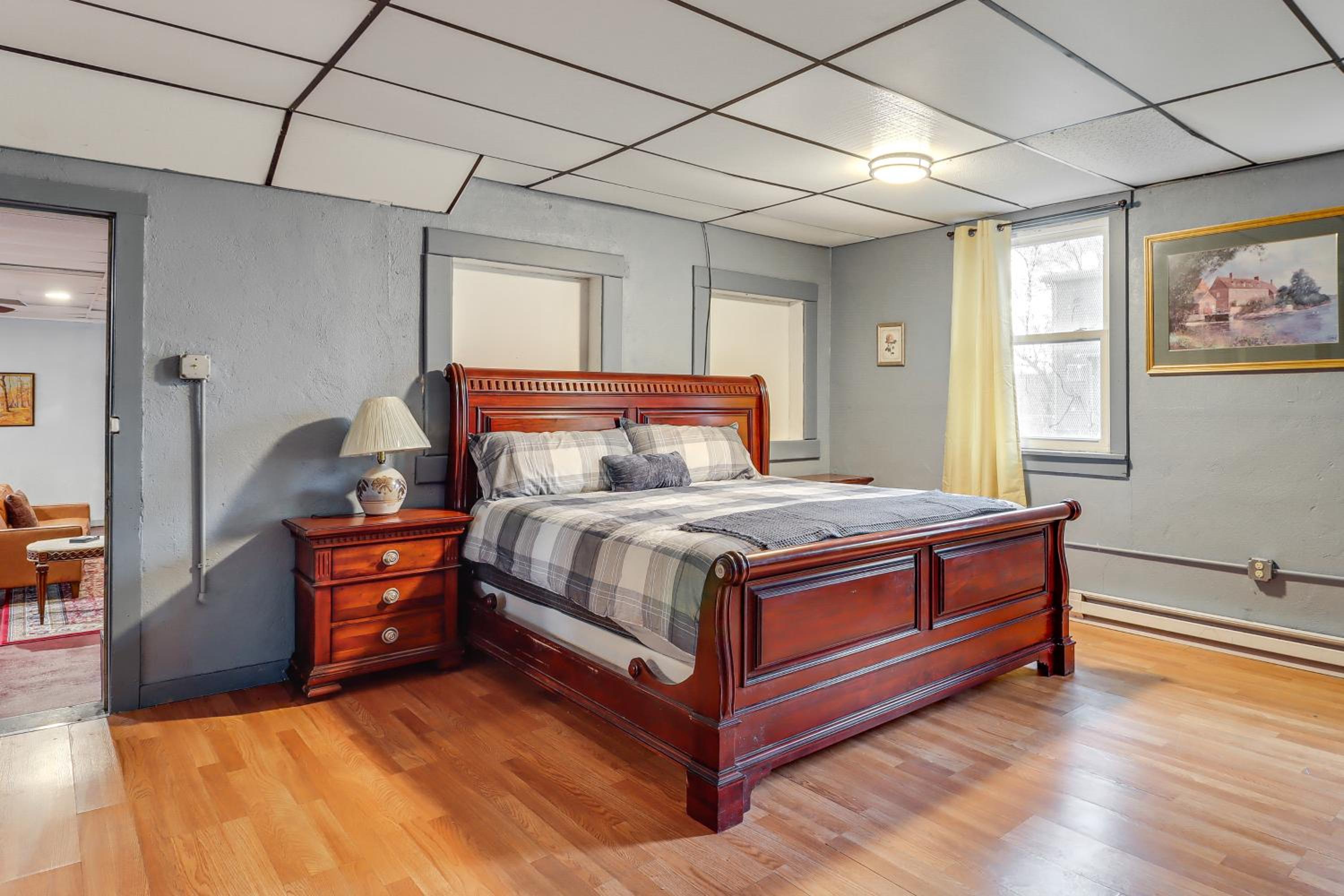 4 Mi to Mauch Chunk Lake Spacious Apt with Bar!