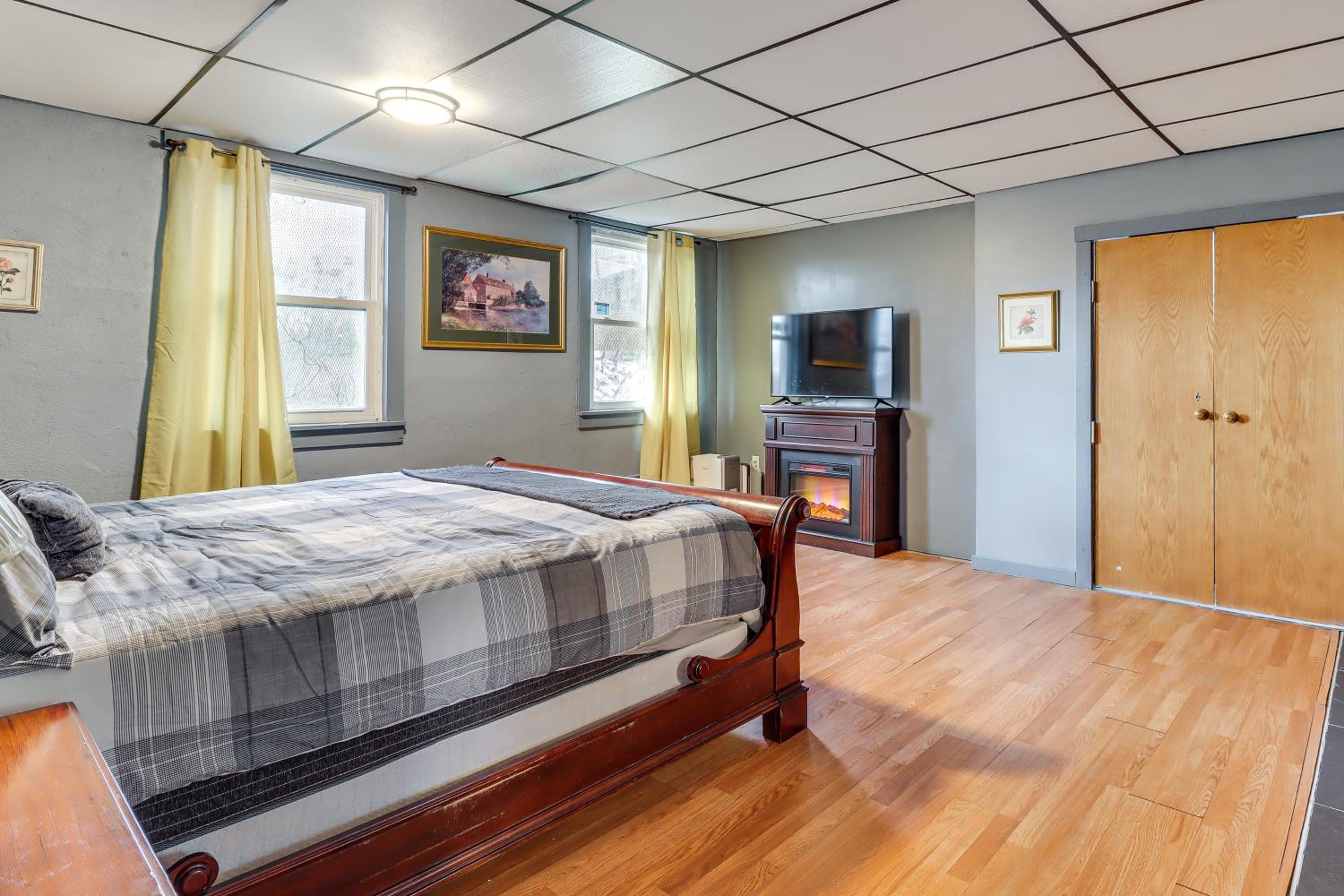 4 Mi to Mauch Chunk Lake Spacious Apt with Bar!
