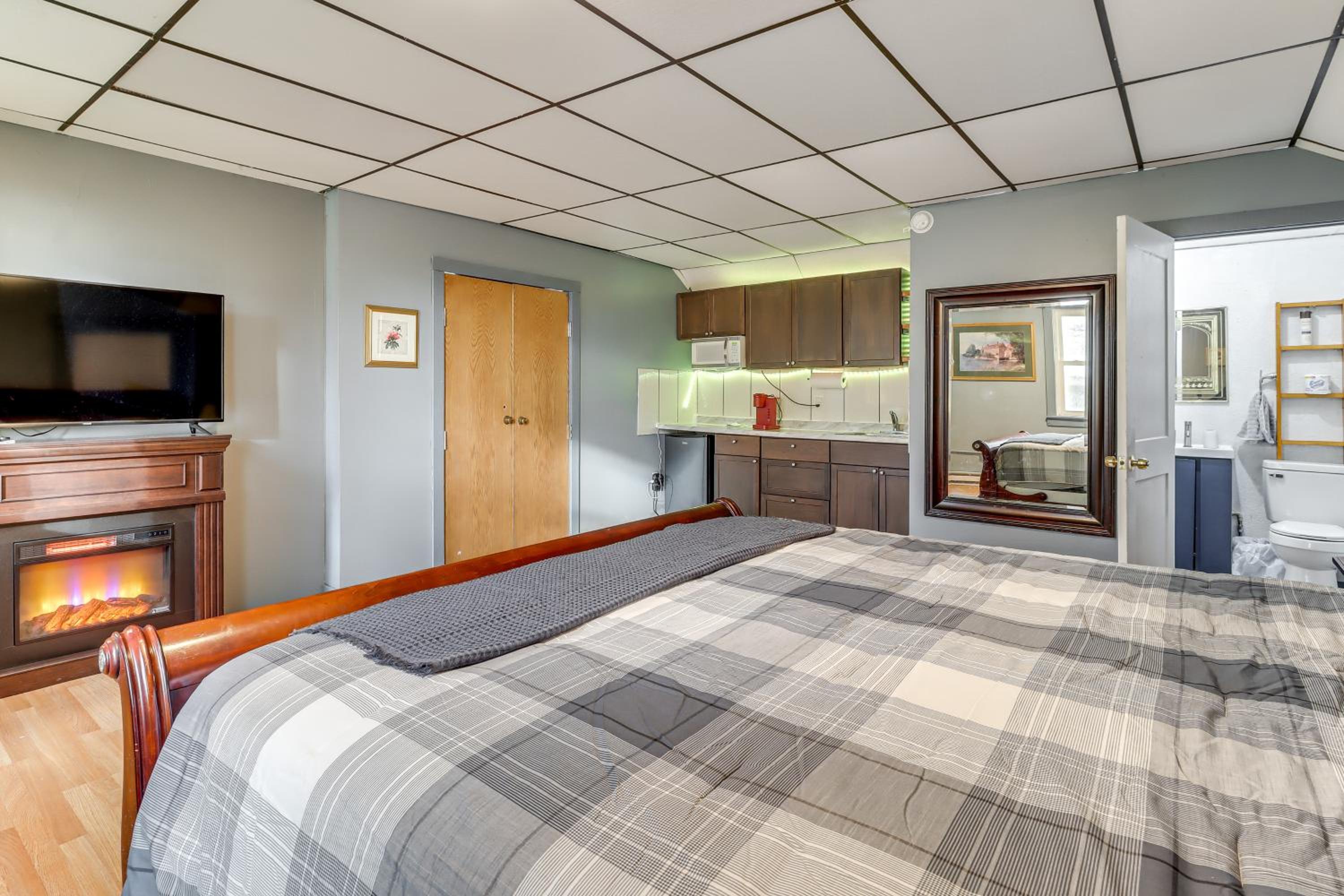 4 Mi to Mauch Chunk Lake Spacious Apt with Bar!