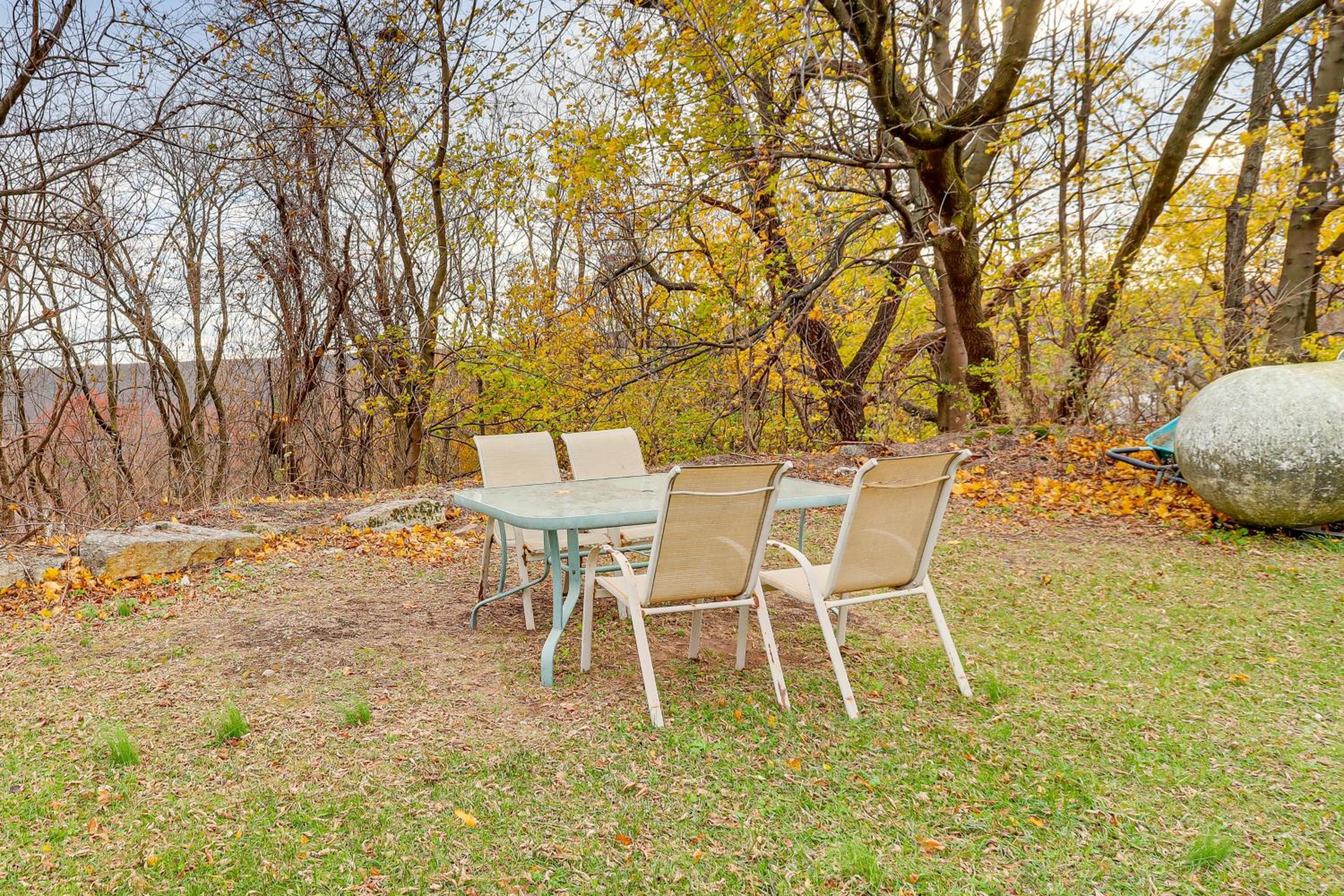 4 Mi to Mauch Chunk Lake Spacious Apt with Bar!