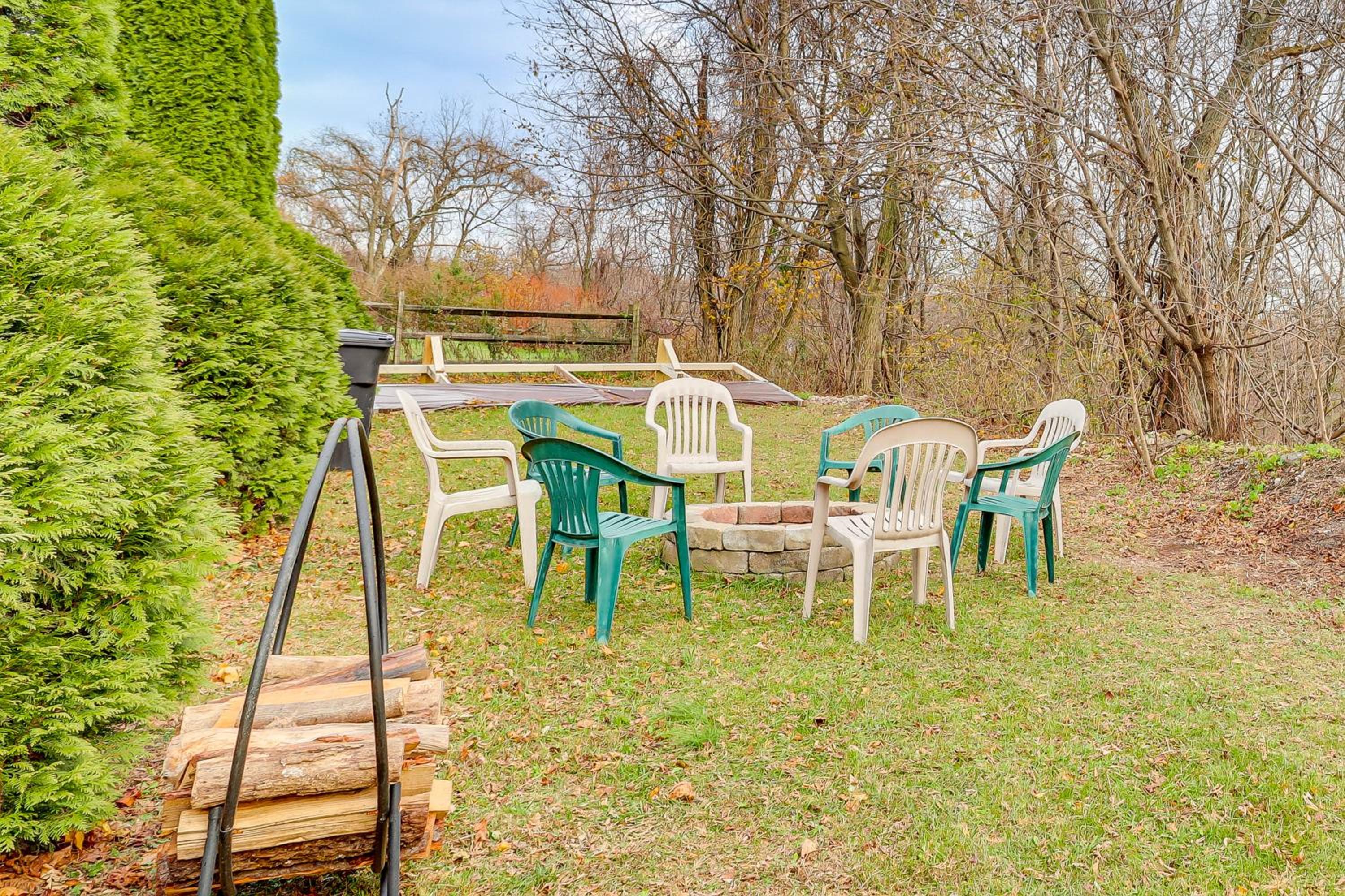 4 Mi to Mauch Chunk Lake Spacious Apt with Bar!