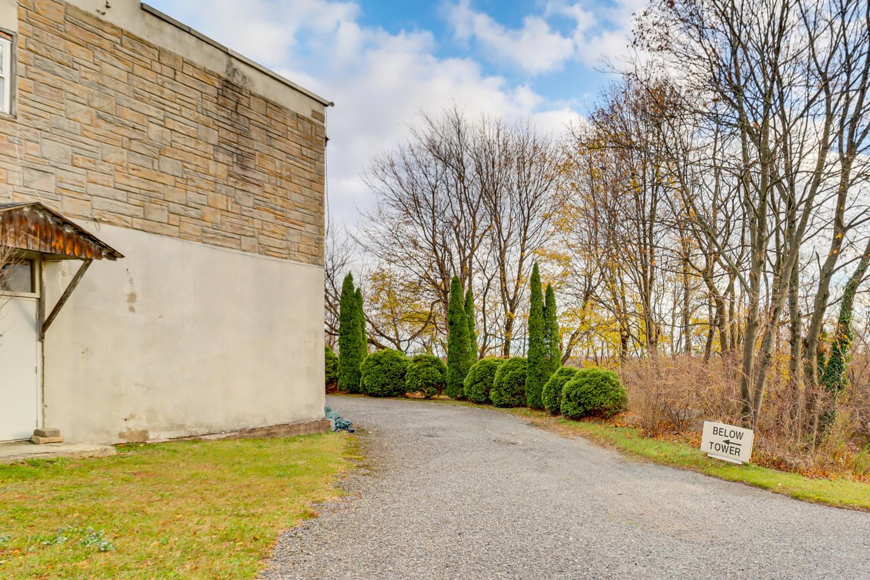 4 Mi to Mauch Chunk Lake Spacious Apt with Bar!