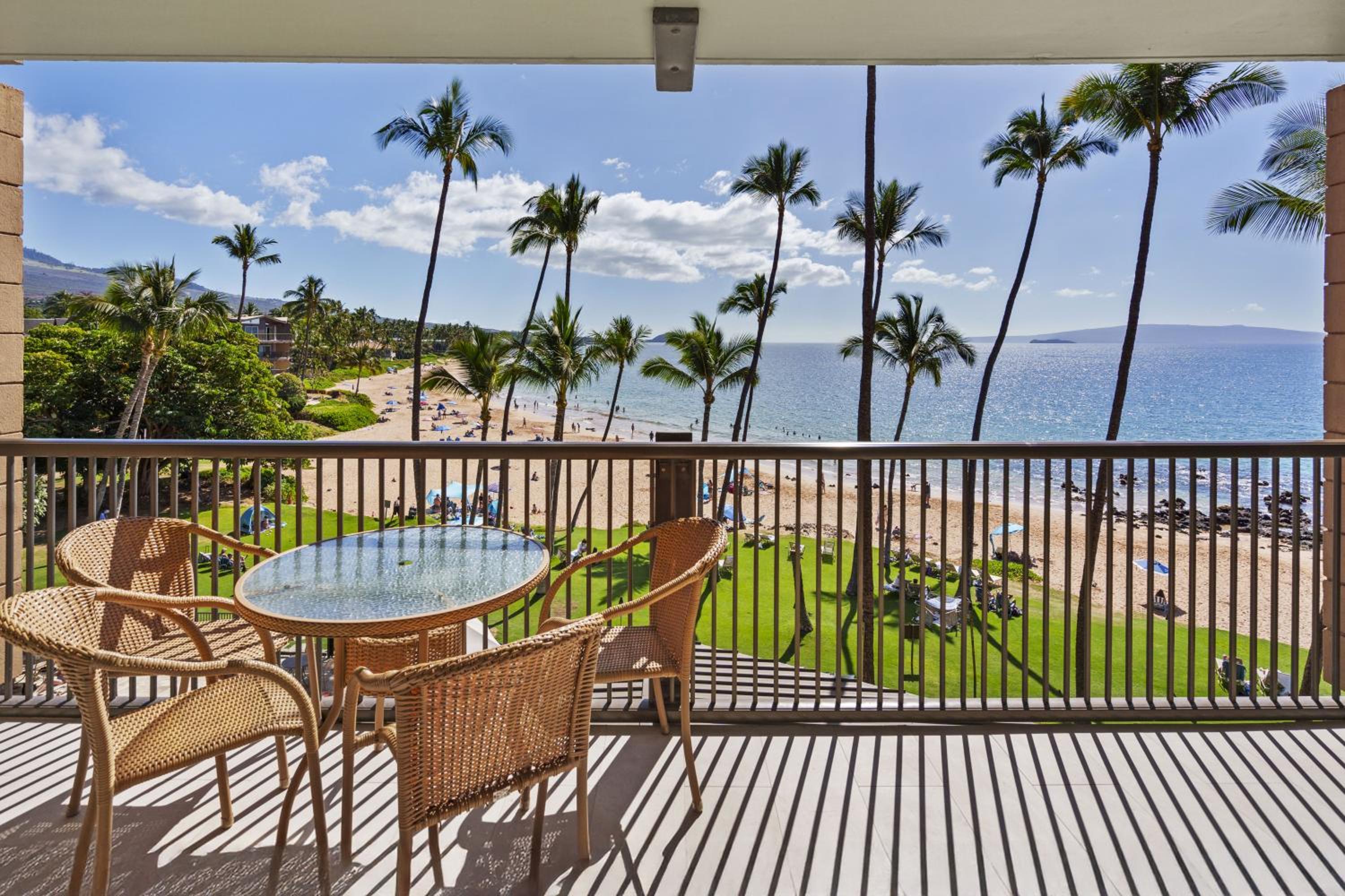 Mana Kai 304 - Renovated Oceanfront 2BR/2BA Condo, Split AC, Beach Access, Views