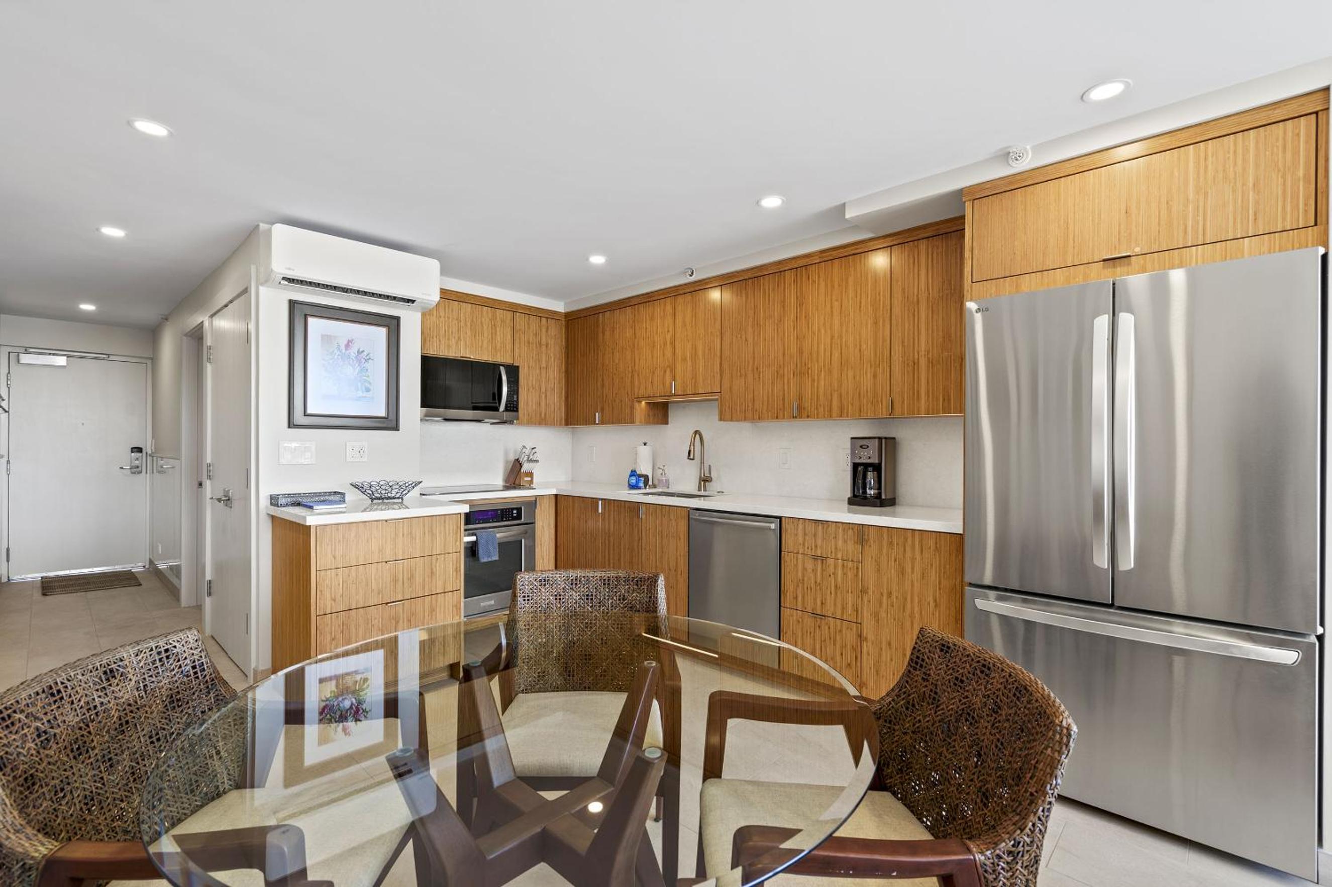 Mana Kai 304 - Renovated Oceanfront 2BR/2BA Condo, Split AC, Beach Access, Views