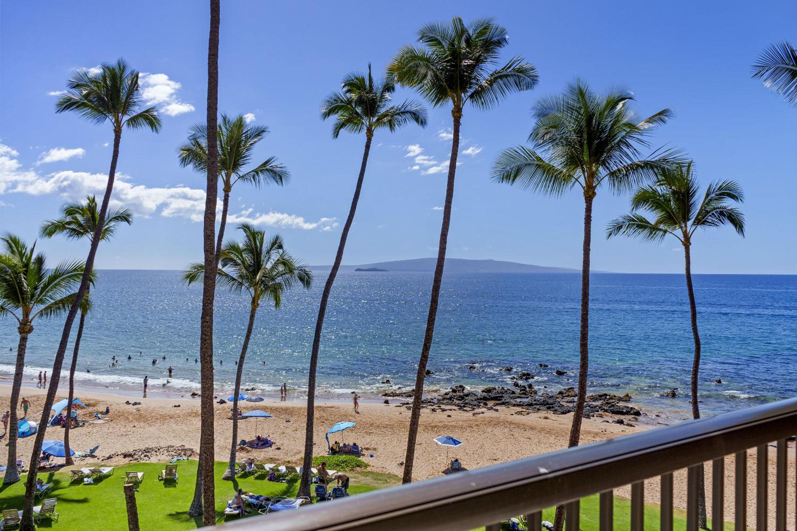 Mana Kai 304 - Renovated Oceanfront 2BR/2BA Condo, Split AC, Beach Access, Views