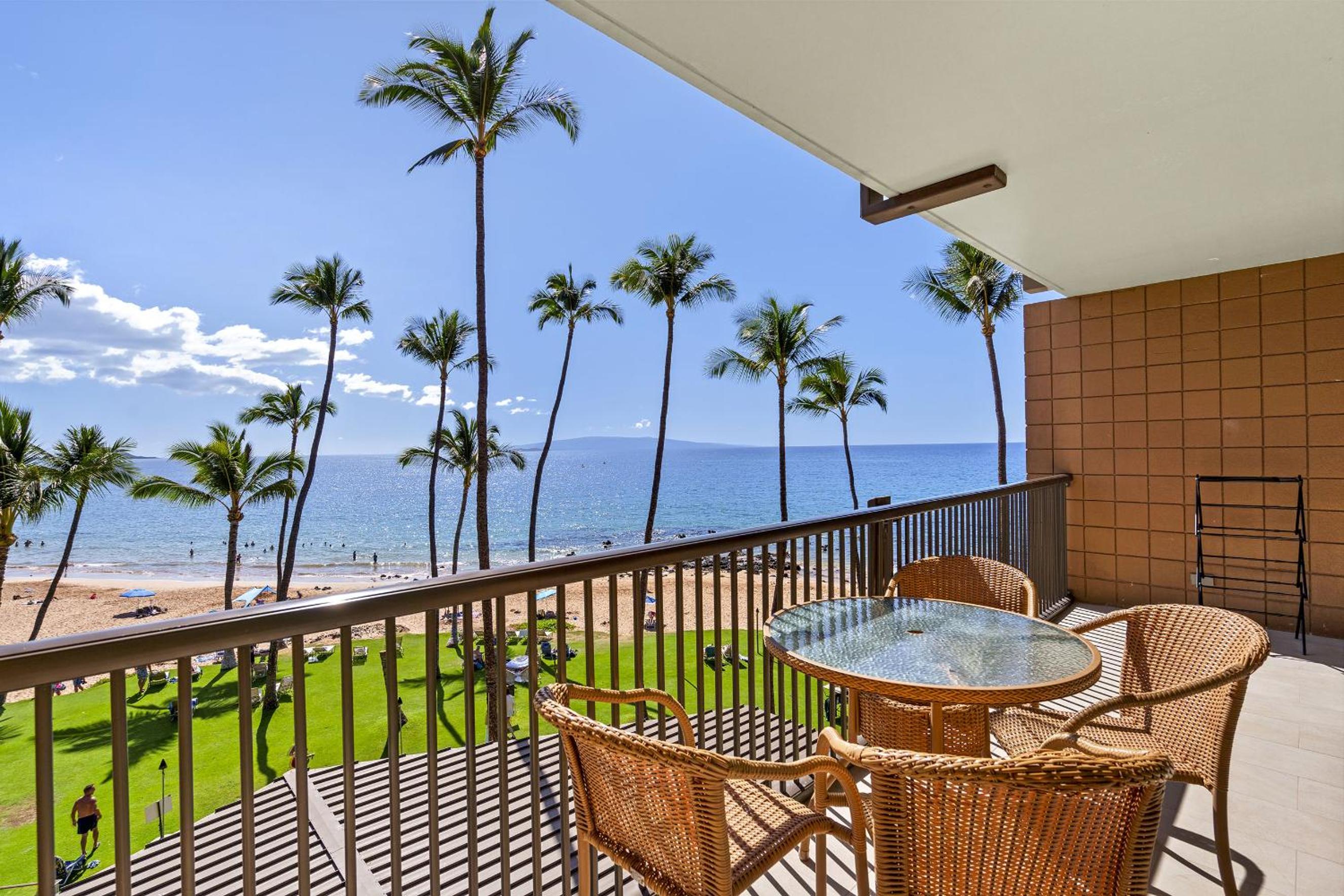 Mana Kai 304 - Renovated Oceanfront 2BR/2BA Condo, Split AC, Beach Access, Views
