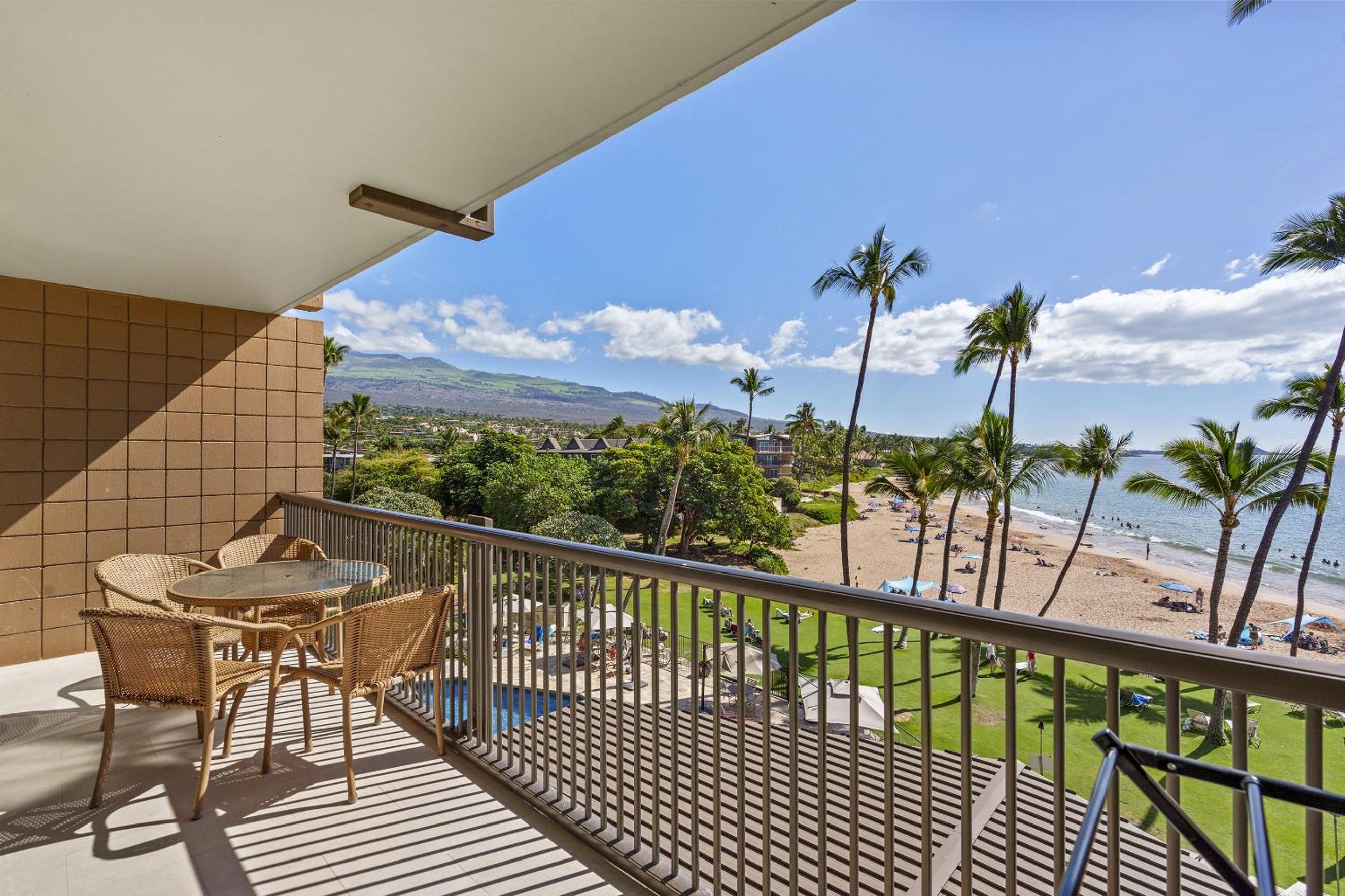 Mana Kai 304 - Renovated Oceanfront 2BR/2BA Condo, Split AC, Beach Access, Views