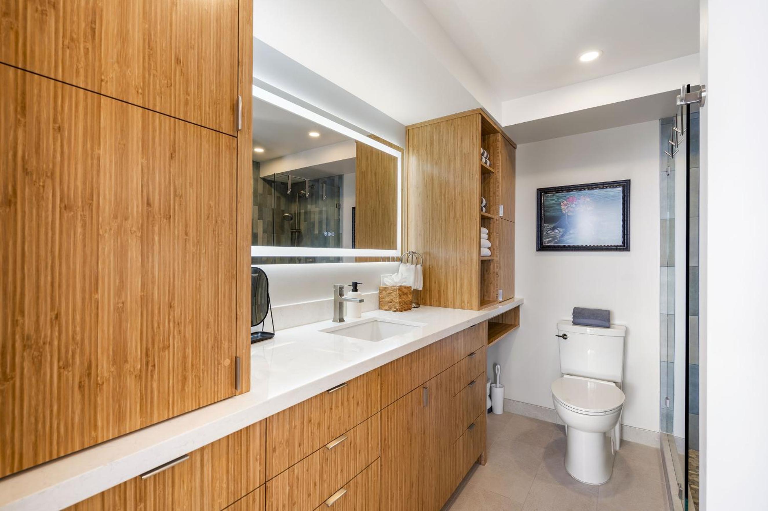 Mana Kai 304 - Renovated Oceanfront 2BR/2BA Condo, Split AC, Beach Access, Views