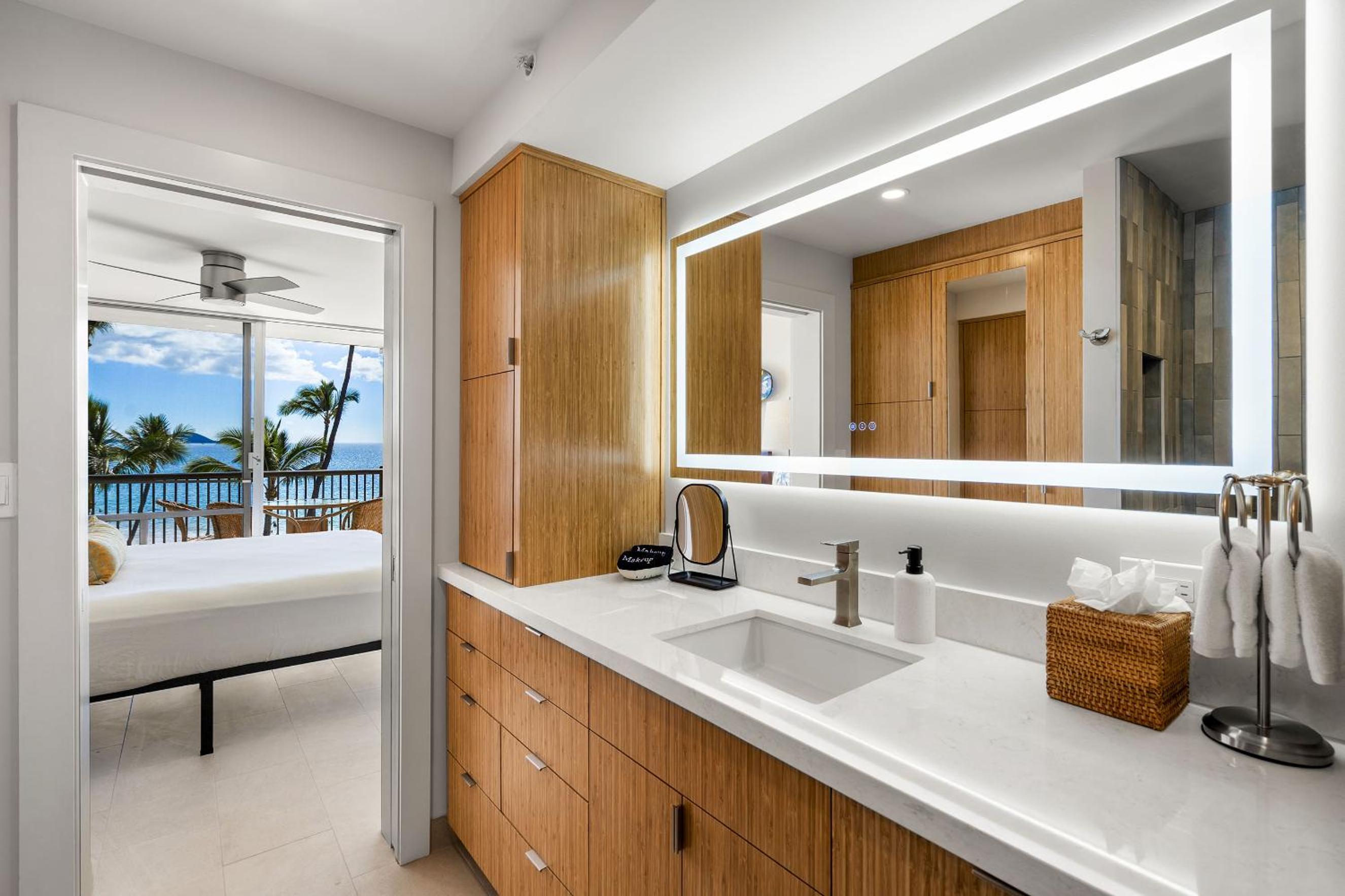 Mana Kai 304 - Renovated Oceanfront 2BR/2BA Condo, Split AC, Beach Access, Views