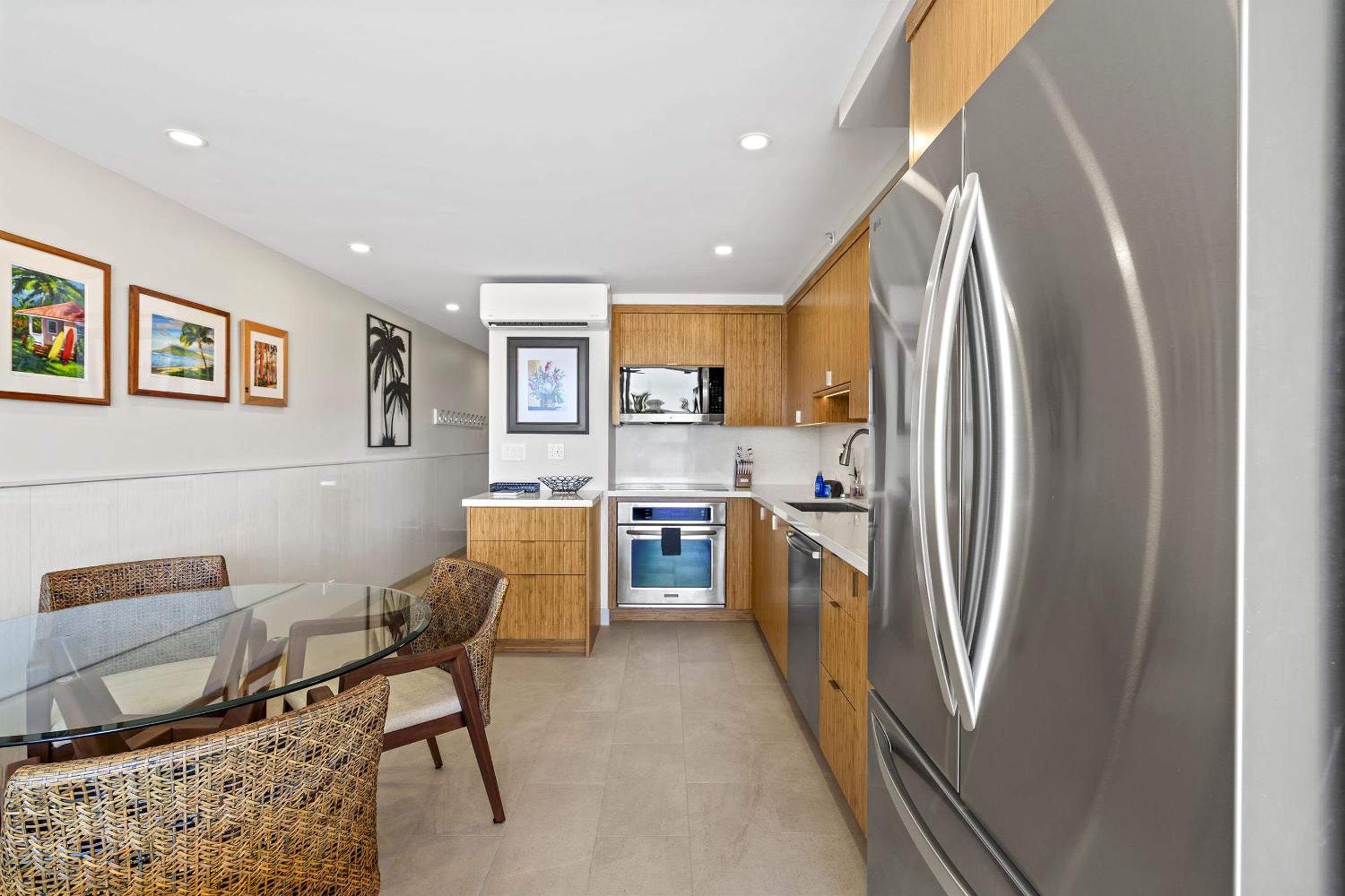 Mana Kai 304 - Renovated Oceanfront 2BR/2BA Condo, Split AC, Beach Access, Views
