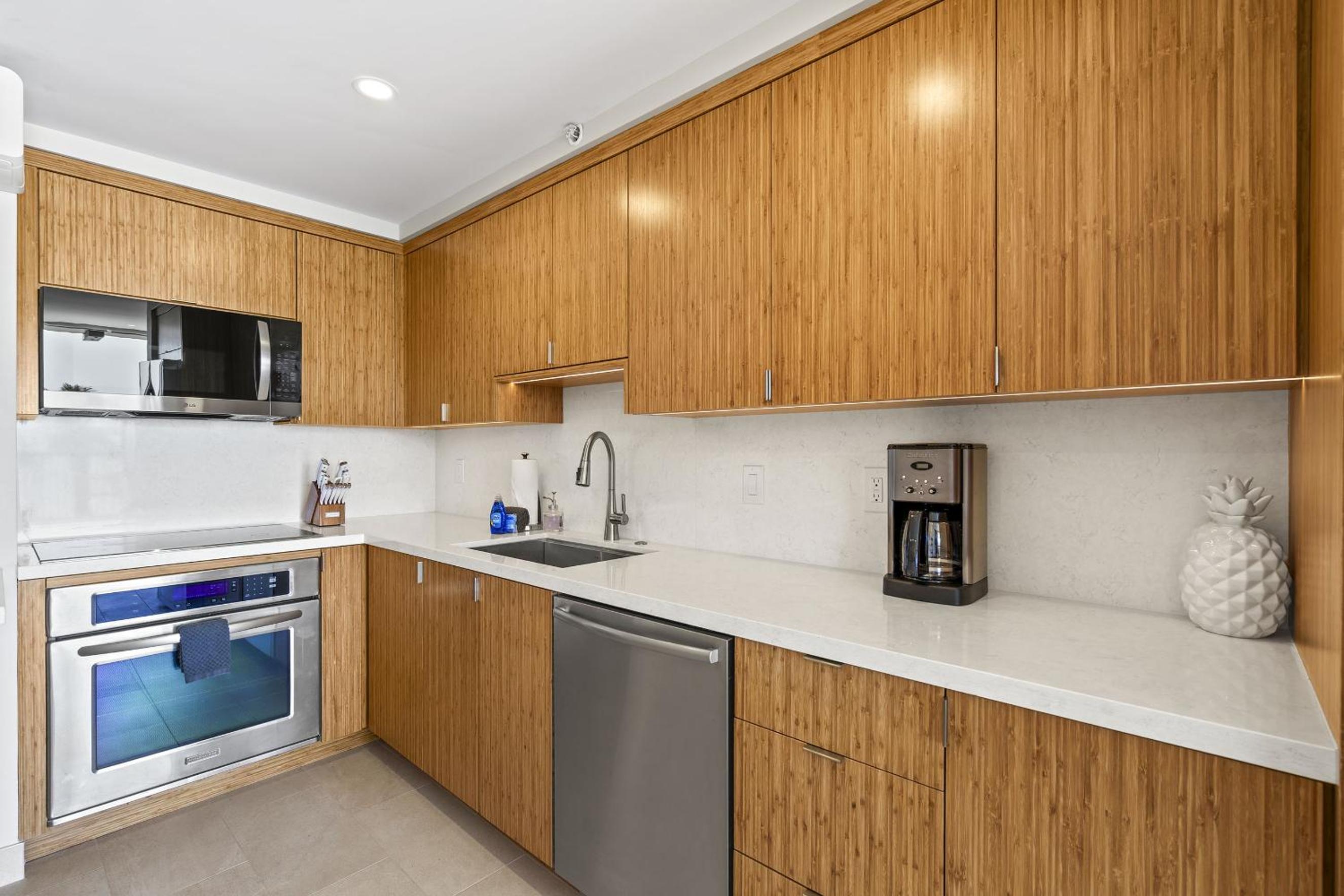 Mana Kai 304 - Renovated Oceanfront 2BR/2BA Condo, Split AC, Beach Access, Views