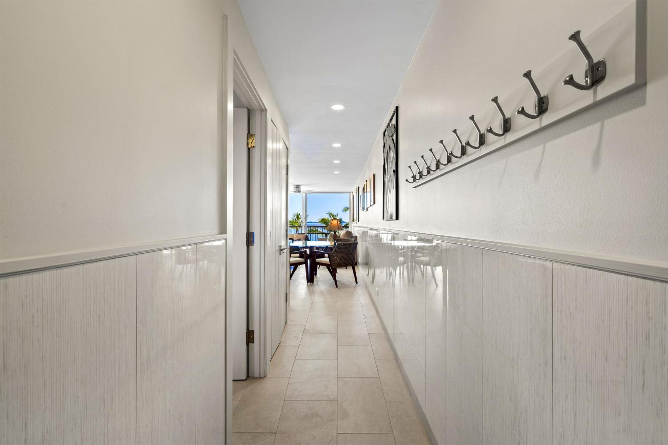 Mana Kai 304 - Renovated Oceanfront 2BR/2BA Condo, Split AC, Beach Access, Views