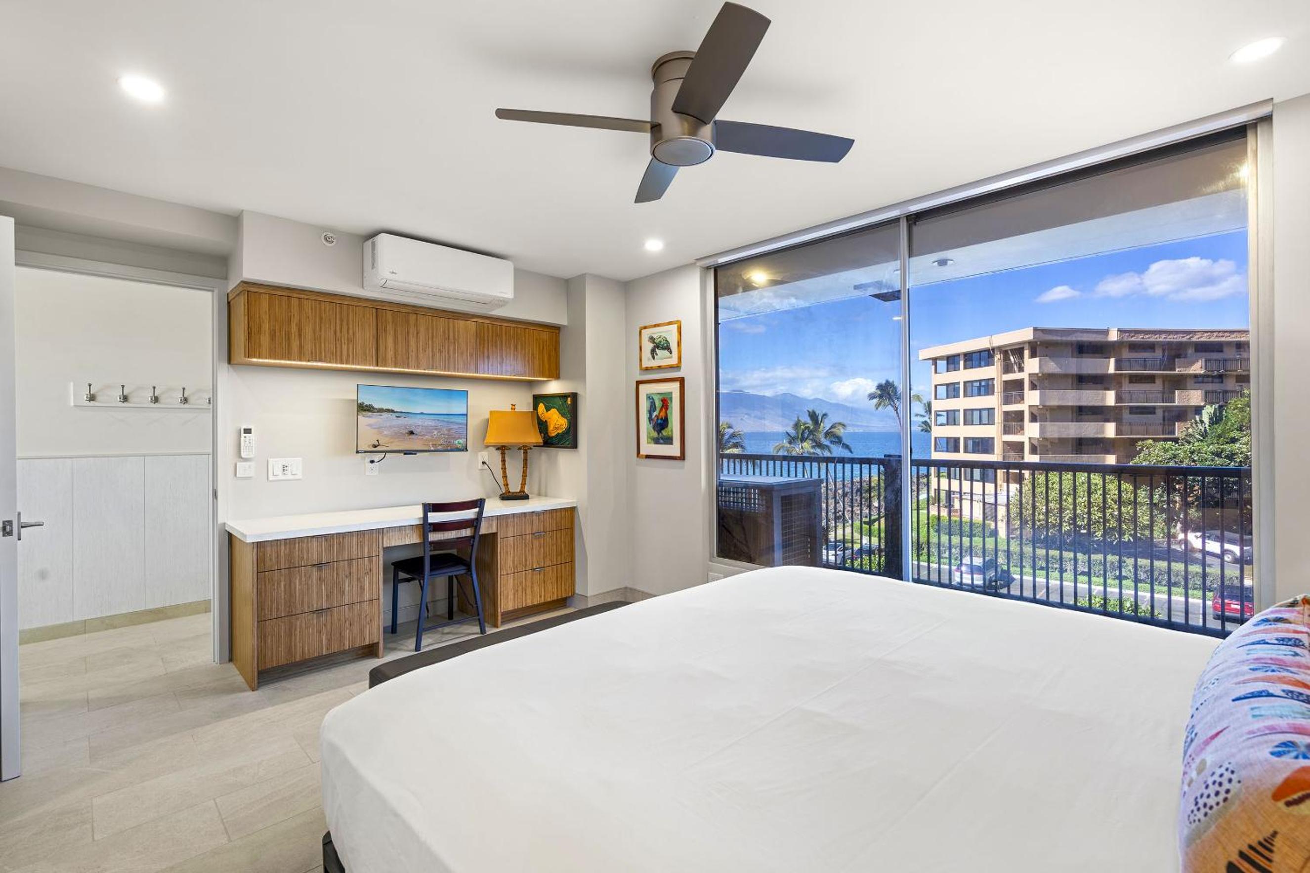 Mana Kai 304 - Renovated Oceanfront 2BR/2BA Condo, Split AC, Beach Access, Views