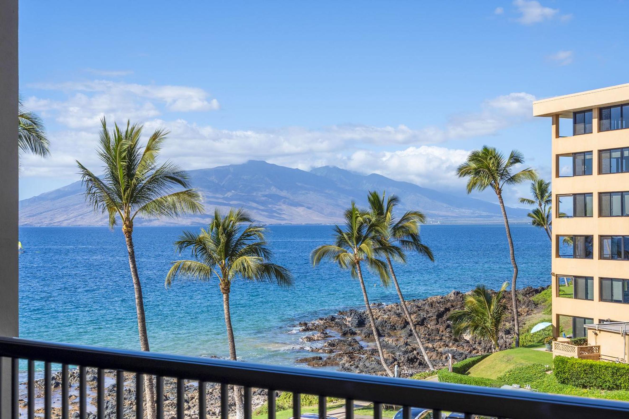 Mana Kai 304 - Renovated Oceanfront 2BR/2BA Condo, Split AC, Beach Access, Views