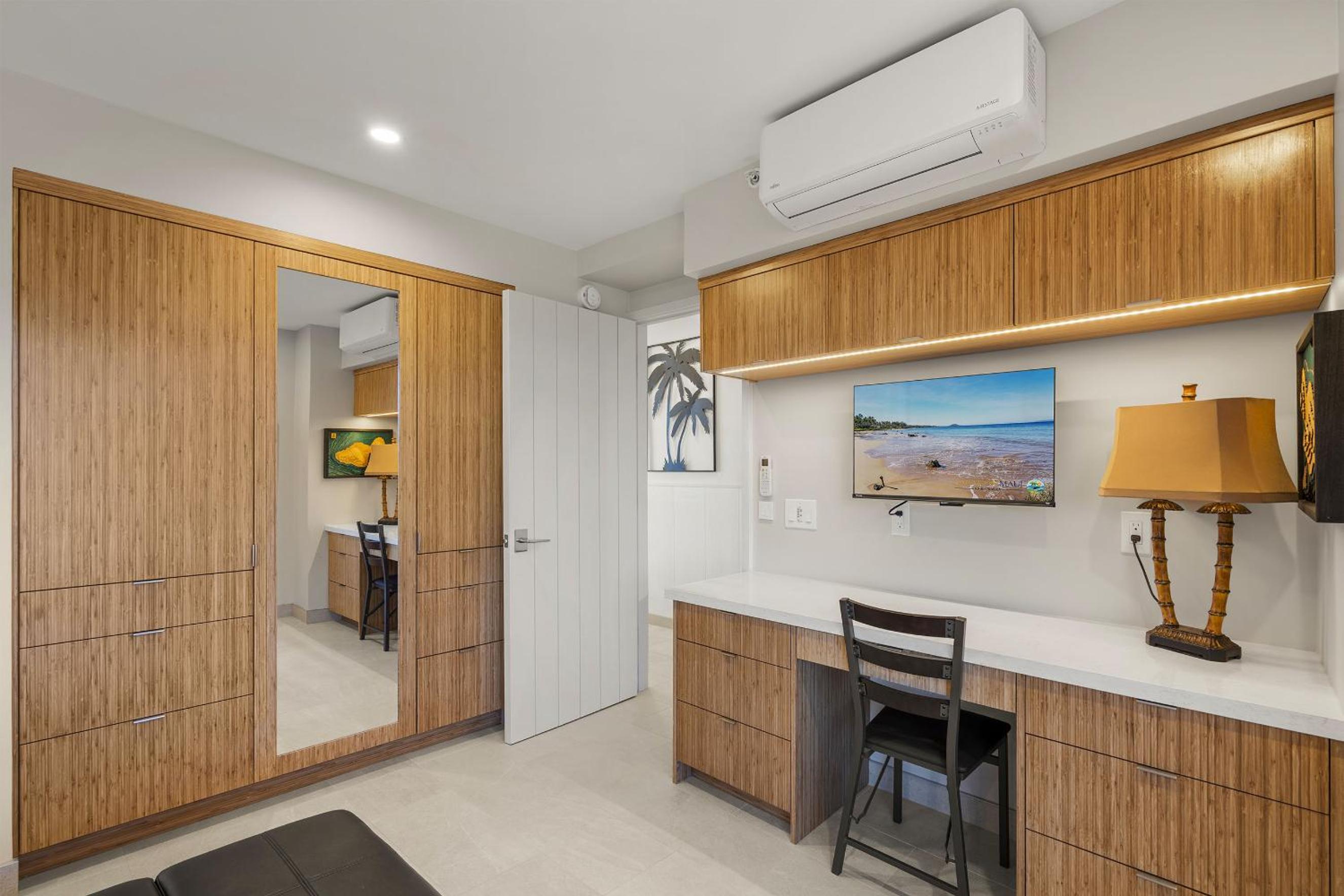 Mana Kai 304 - Renovated Oceanfront 2BR/2BA Condo, Split AC, Beach Access, Views