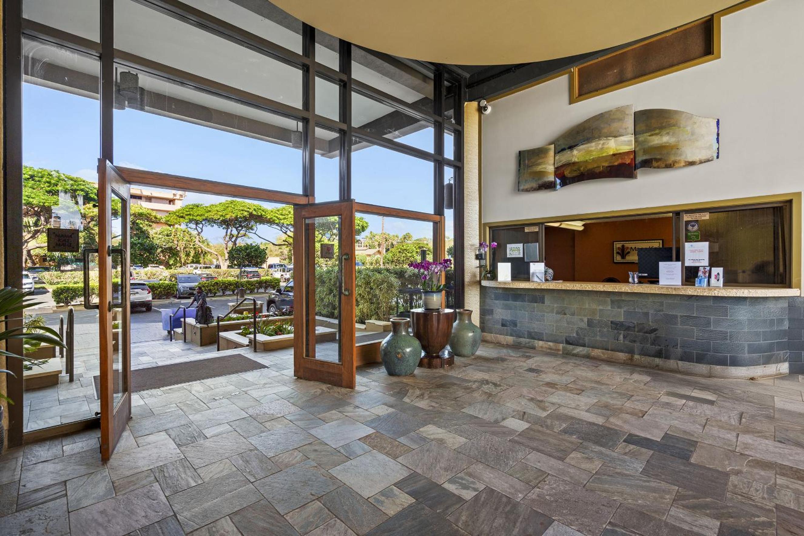 Mana Kai 304 - Renovated Oceanfront 2BR/2BA Condo, Split AC, Beach Access, Views