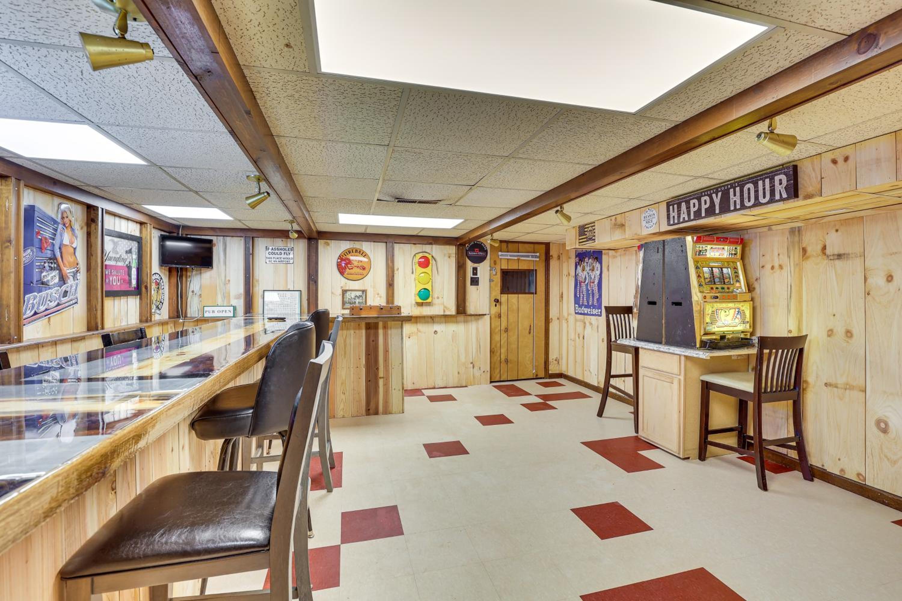 5 Mi to The Wilds Spacious Family Hub, Game Room!