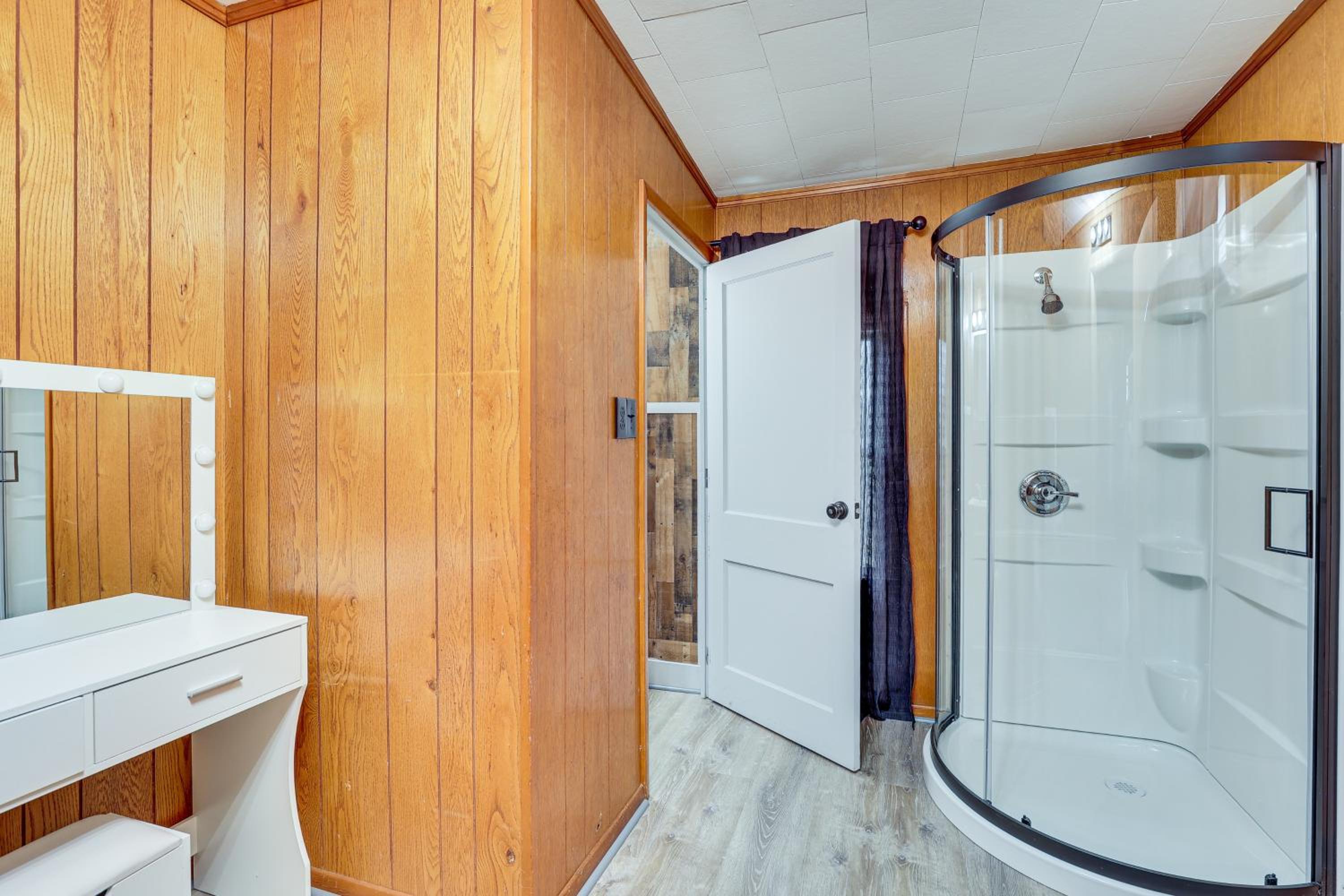 5 Mi to The Wilds Spacious Family Hub, Game Room!