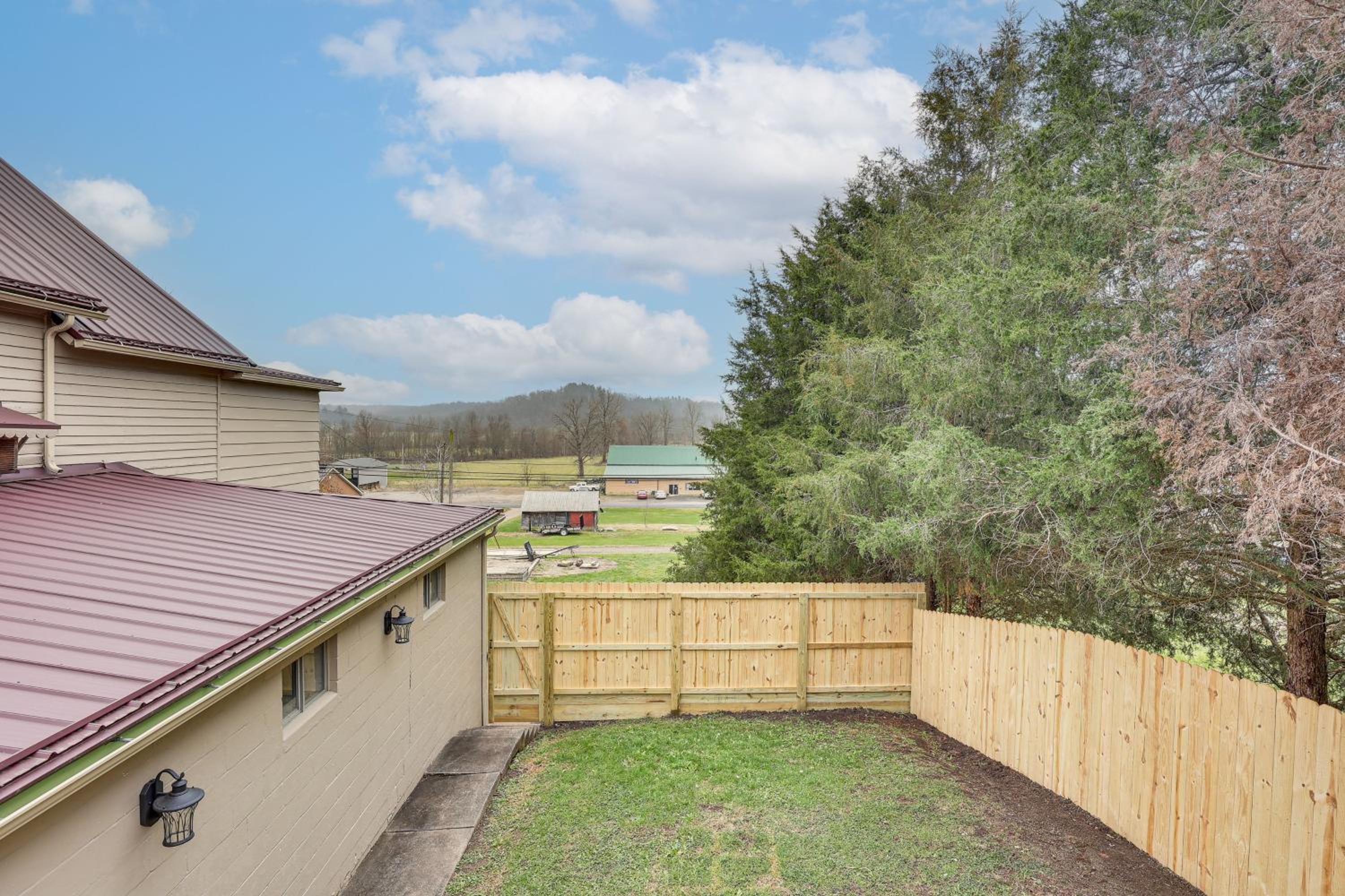 5 Mi to The Wilds Spacious Family Hub, Game Room!
