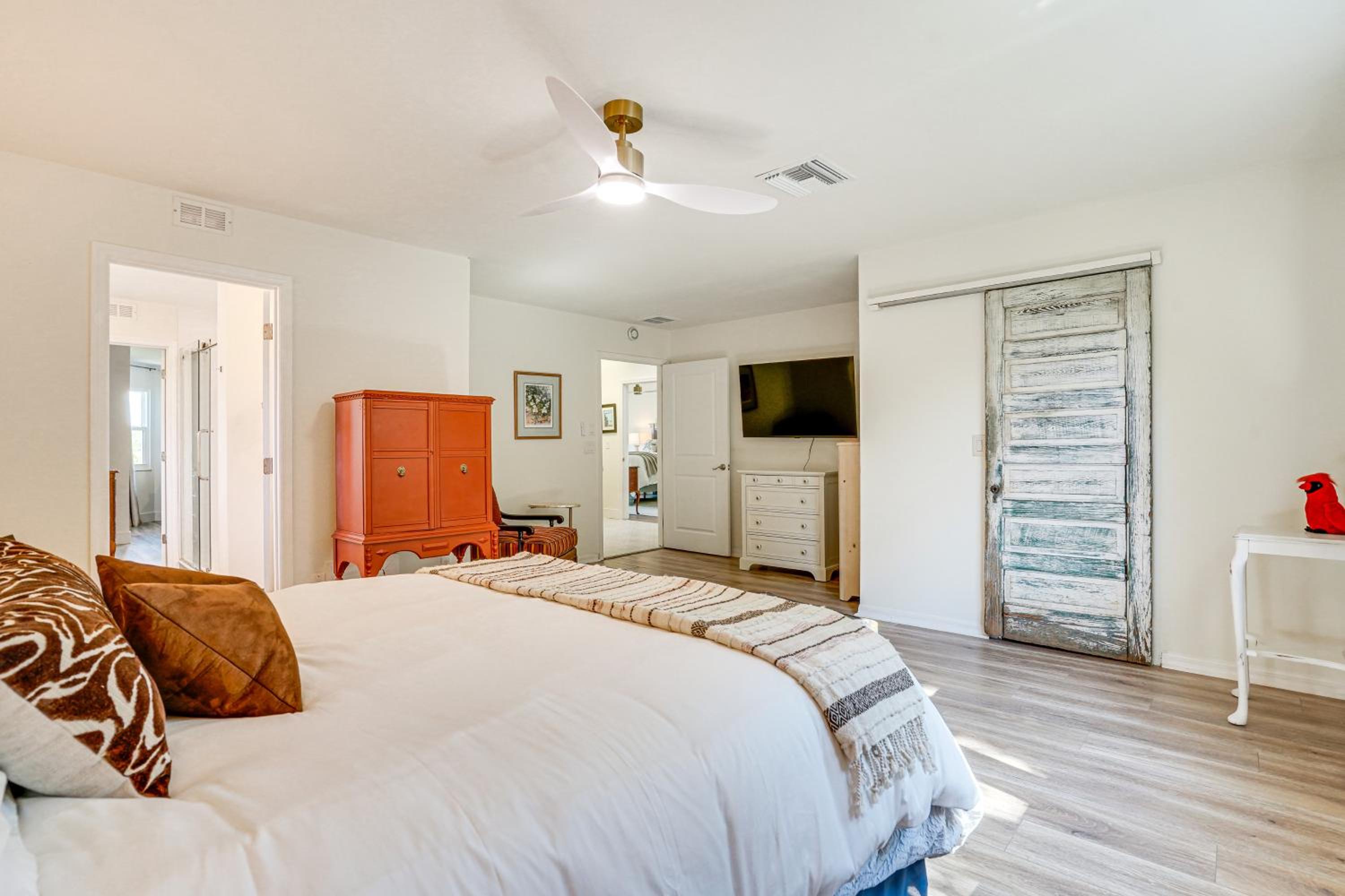 3,200-Sq-Ft Hideaway 5 Mi to Downtown Sarasota!