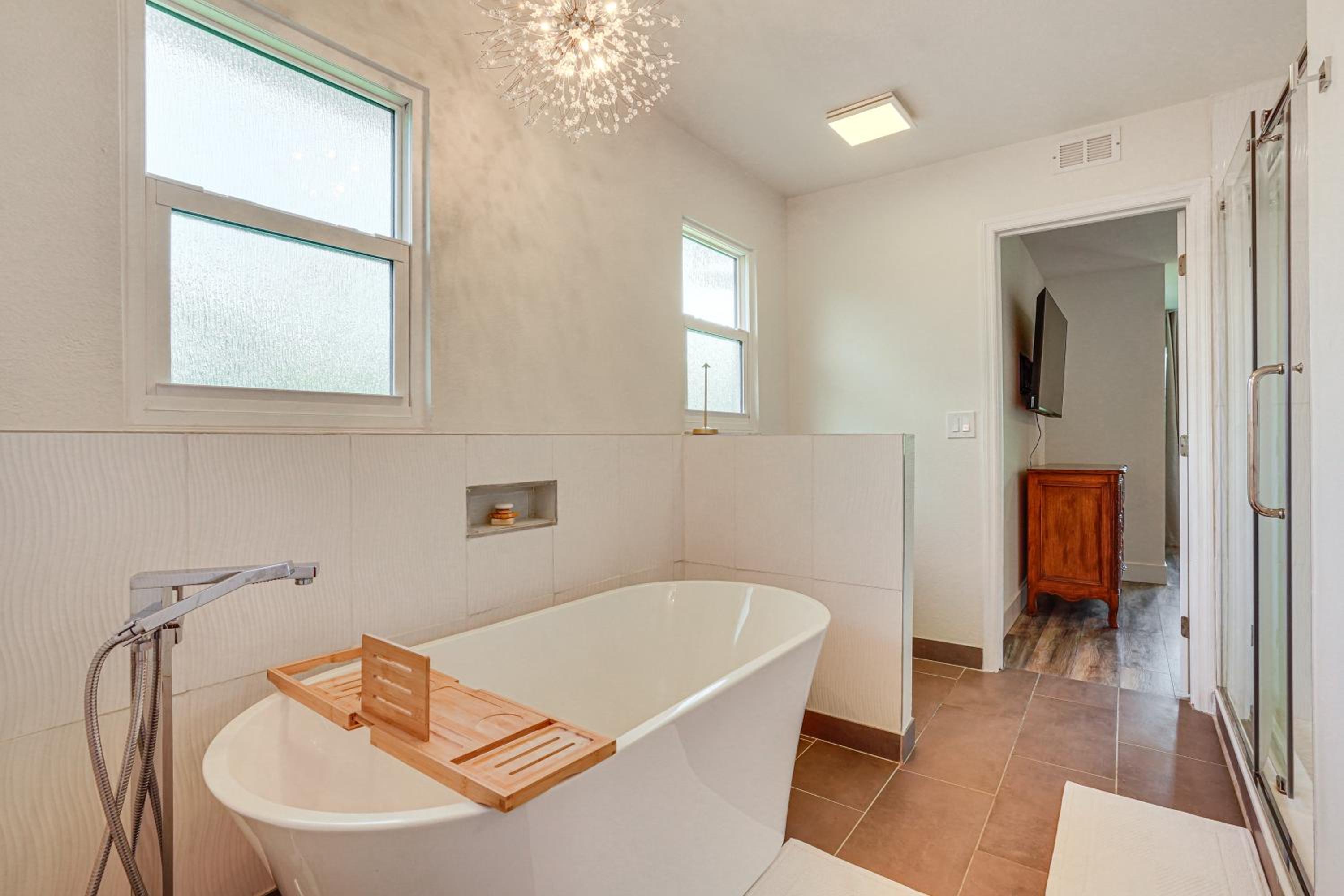 3,200-Sq-Ft Hideaway 5 Mi to Downtown Sarasota!