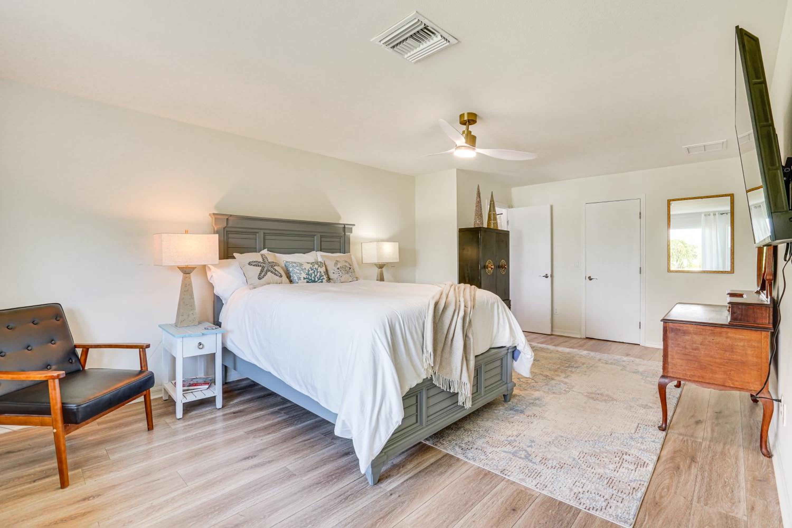 3,200-Sq-Ft Hideaway 5 Mi to Downtown Sarasota!