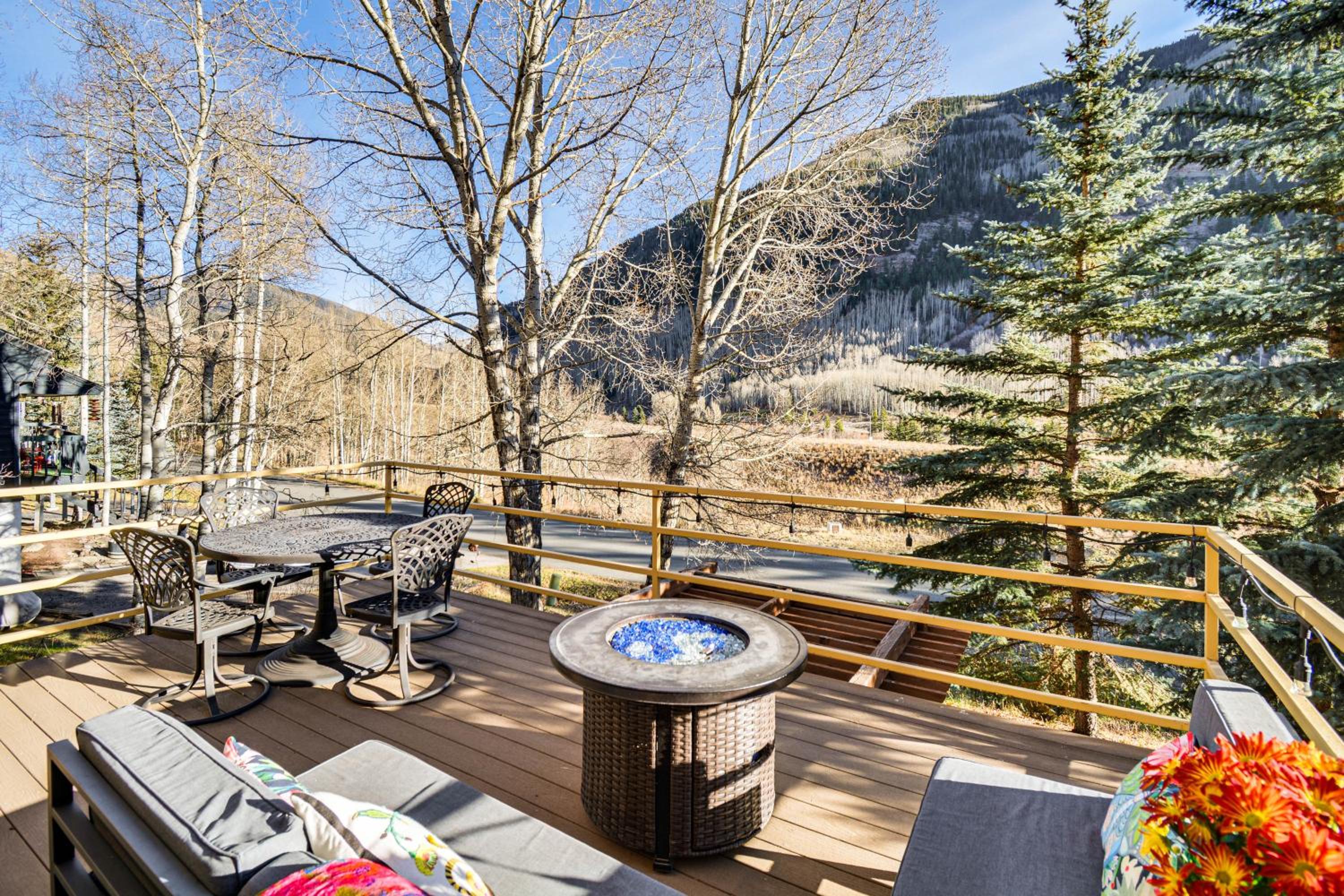 3 Mi to Vail Ski Resort! Mtn-View Haven with 2 Decks