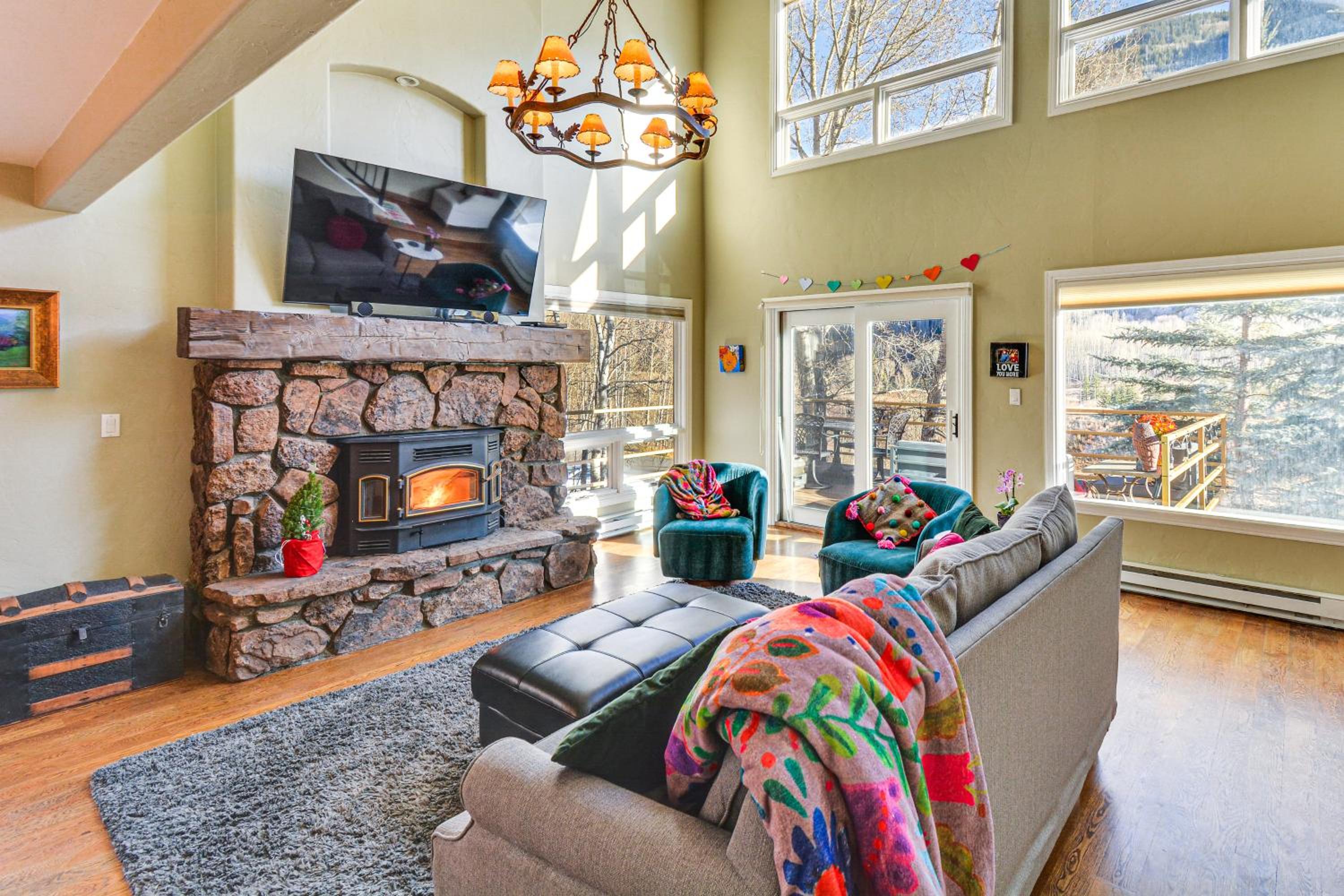 3 Mi to Vail Ski Resort! Mtn-View Haven with 2 Decks