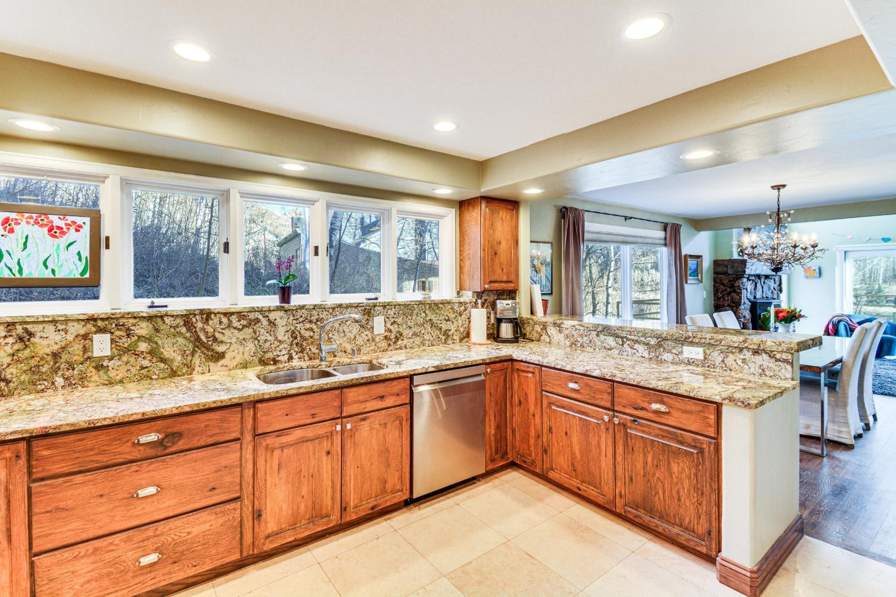 3 Mi to Vail Ski Resort! Mtn-View Haven with 2 Decks