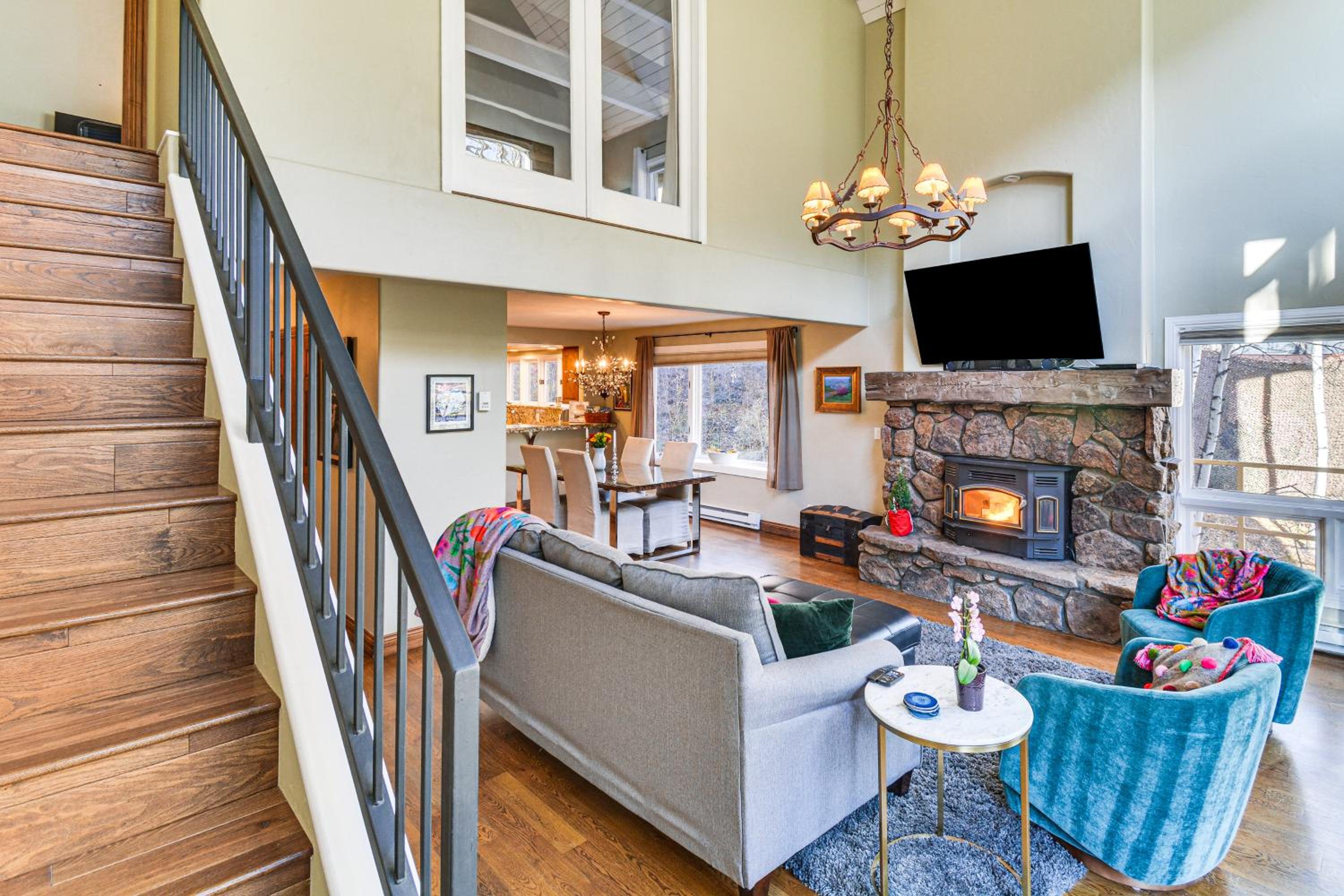 3 Mi to Vail Ski Resort! Mtn-View Haven with 2 Decks