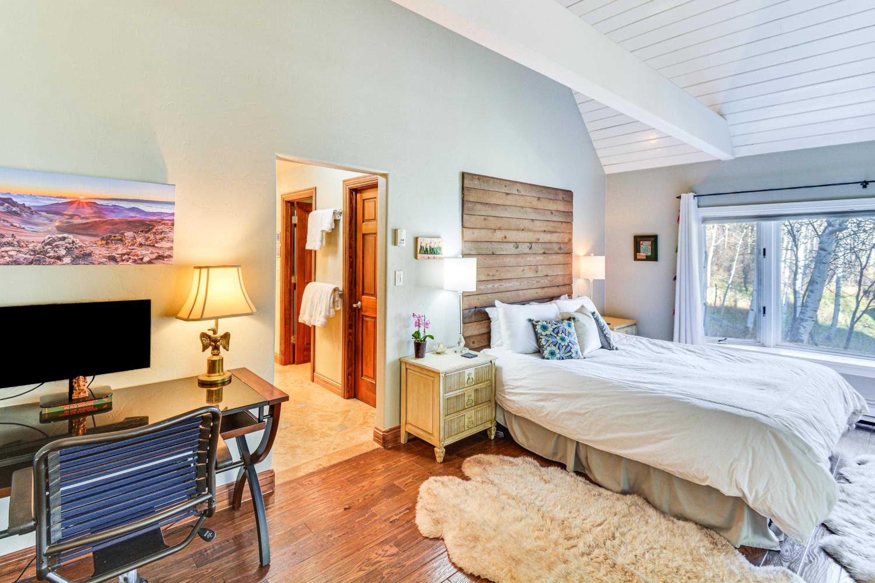 3 Mi to Vail Ski Resort! Mtn-View Haven with 2 Decks