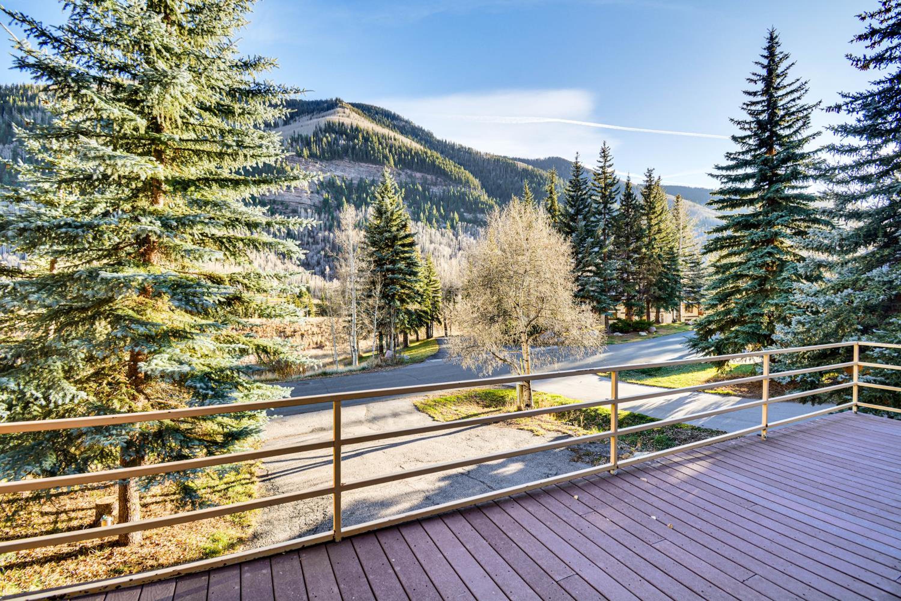 3 Mi to Vail Ski Resort! Mtn-View Haven with 2 Decks