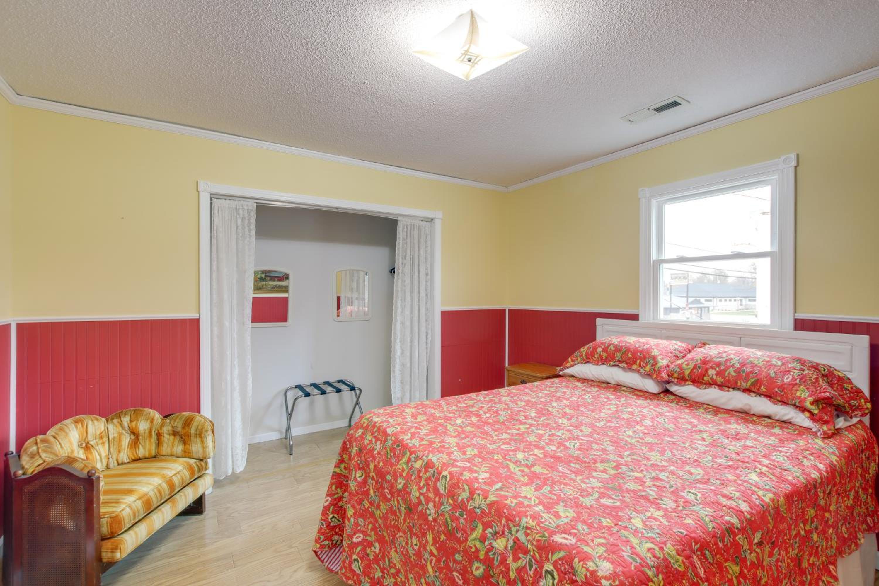 Walk to Nauvoo Temple Remodeled Family Apartment