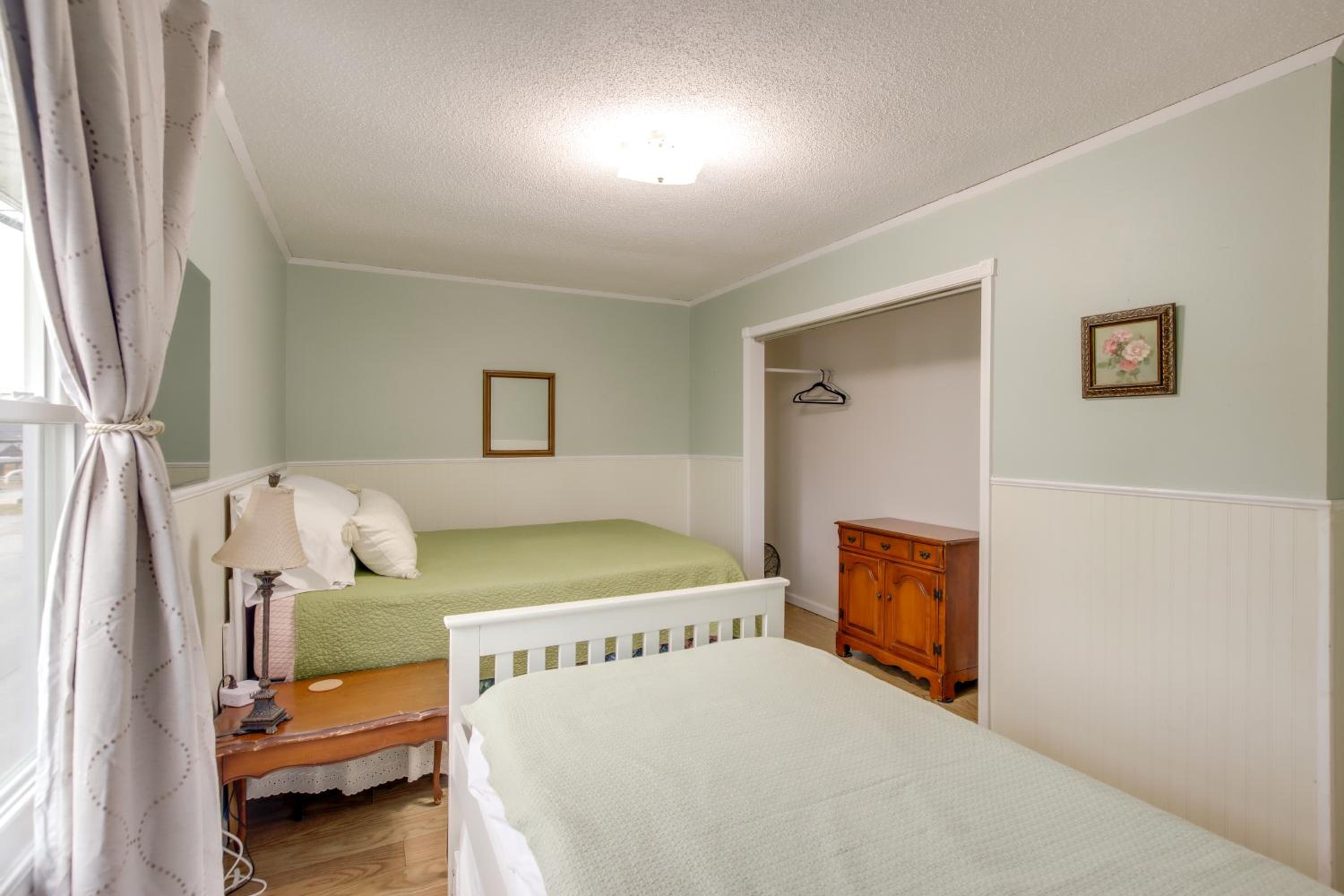 Walk to Nauvoo Temple Remodeled Family Apartment