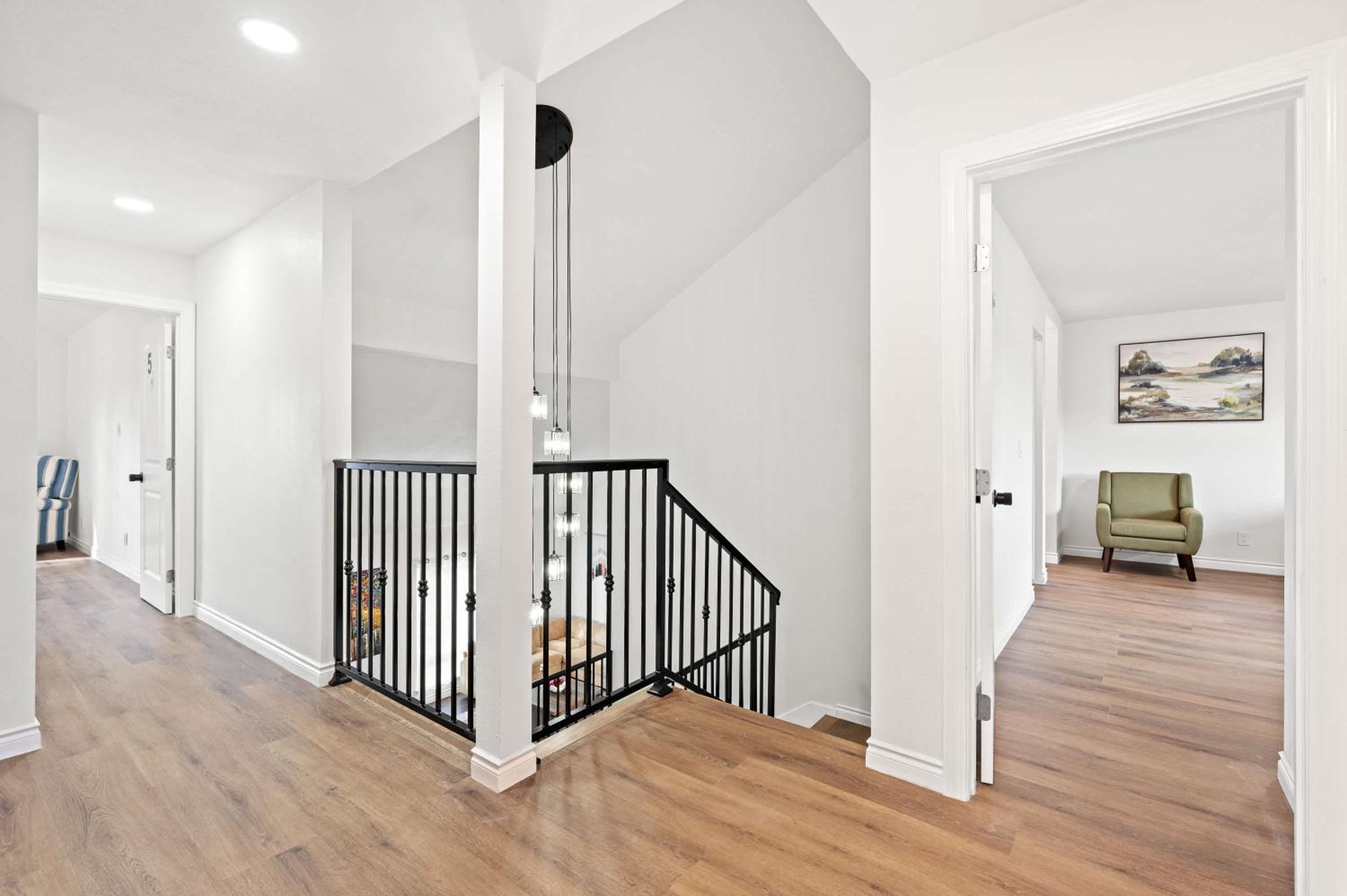 Stylish Retreat Large Living Space & Bright Suites