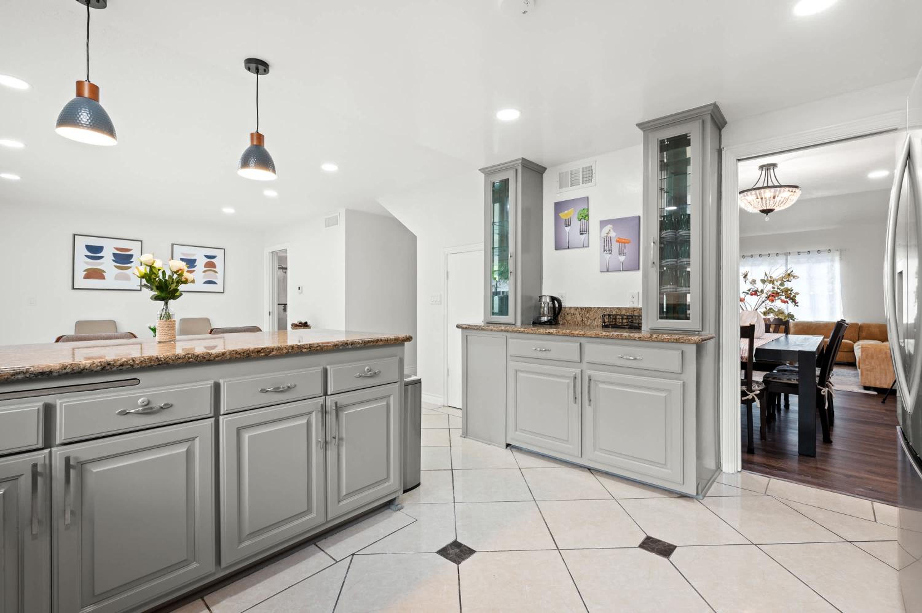 Stylish Retreat Large Living Space & Bright Suites